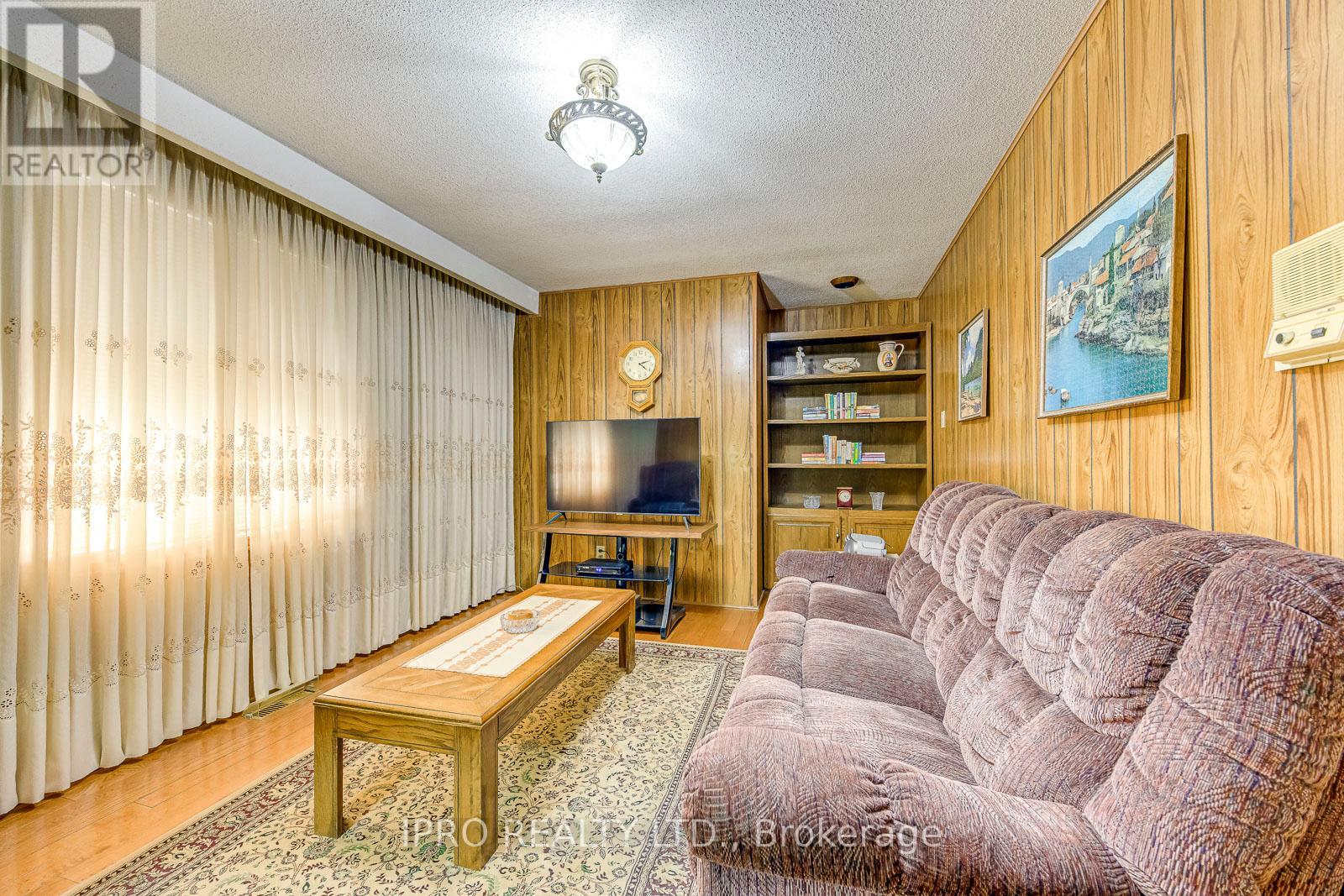 724 Eversley Drive, Mississauga, Ontario  L5A 2C9 - Photo 24 - W12215959