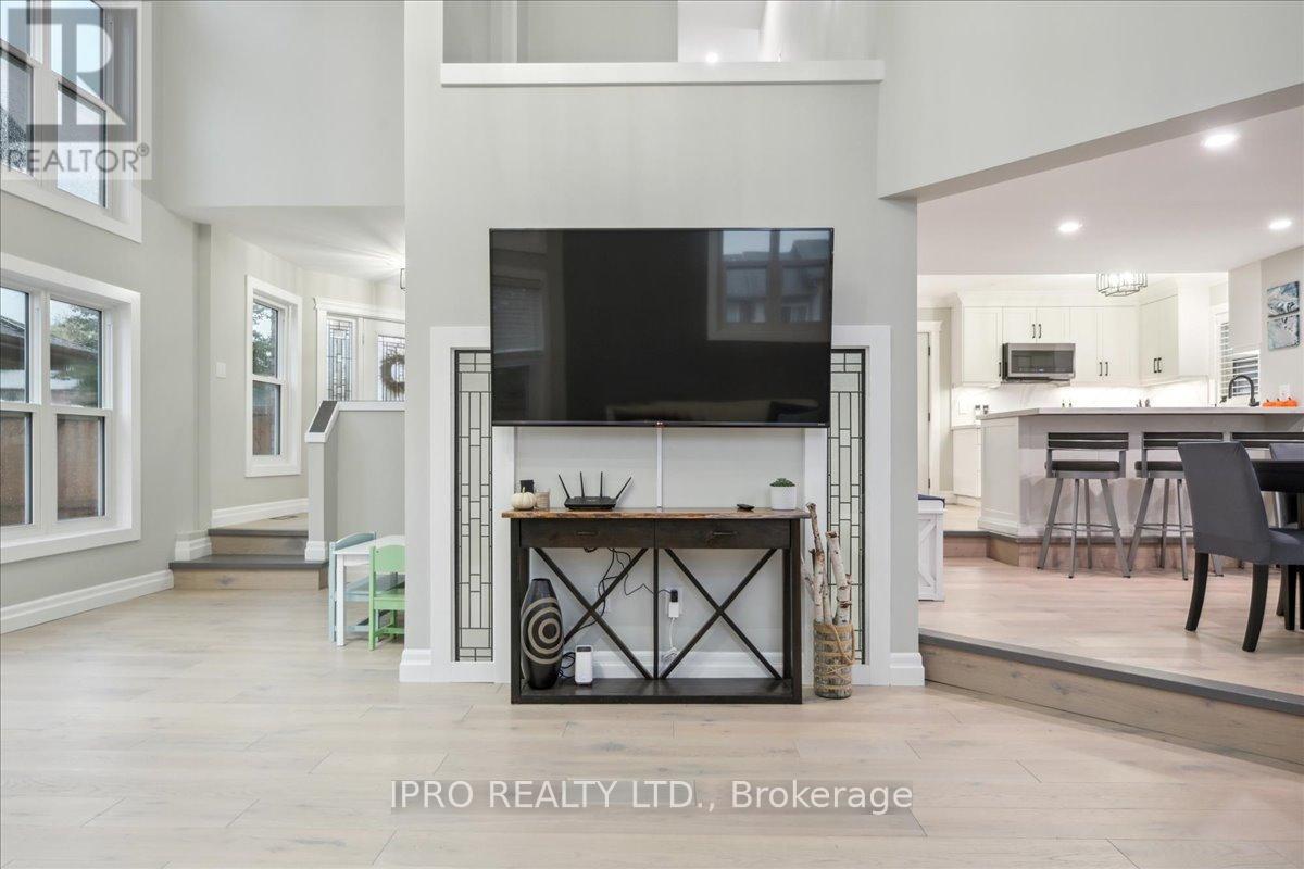 2153 Marc Lane, Burlington, Ontario  L7M 3W6 - Photo 10 - W12215937