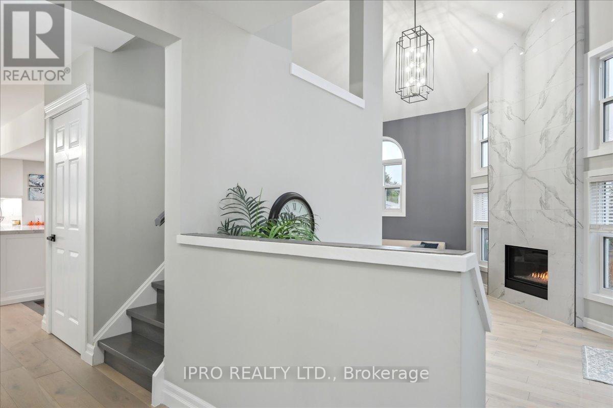 2153 Marc Lane, Burlington, Ontario  L7M 3W6 - Photo 4 - W12215937