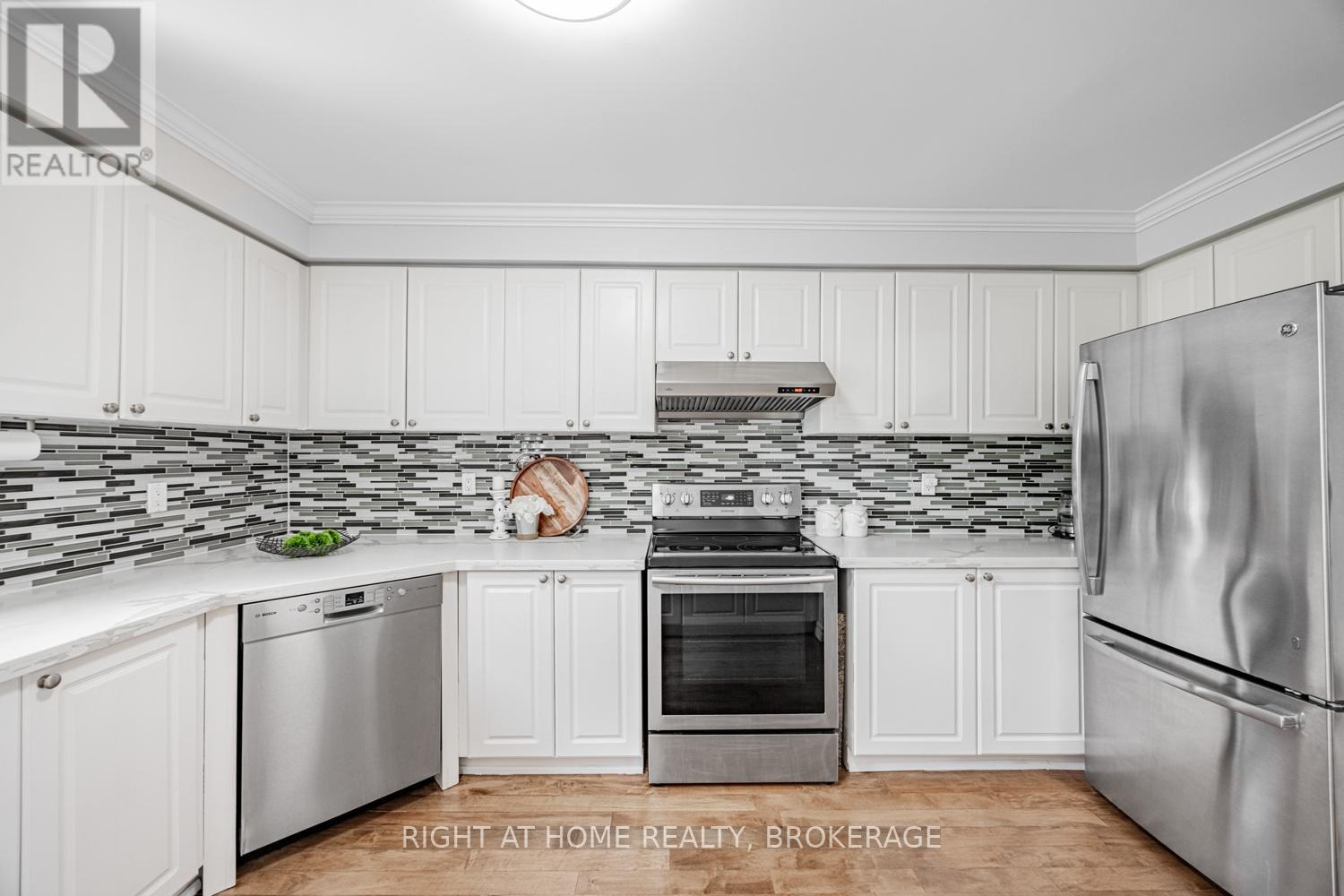 4020 Berton Avenue, Burlington (Rose), Ontario  L7M 4M6 - Photo 13 - W12215987
