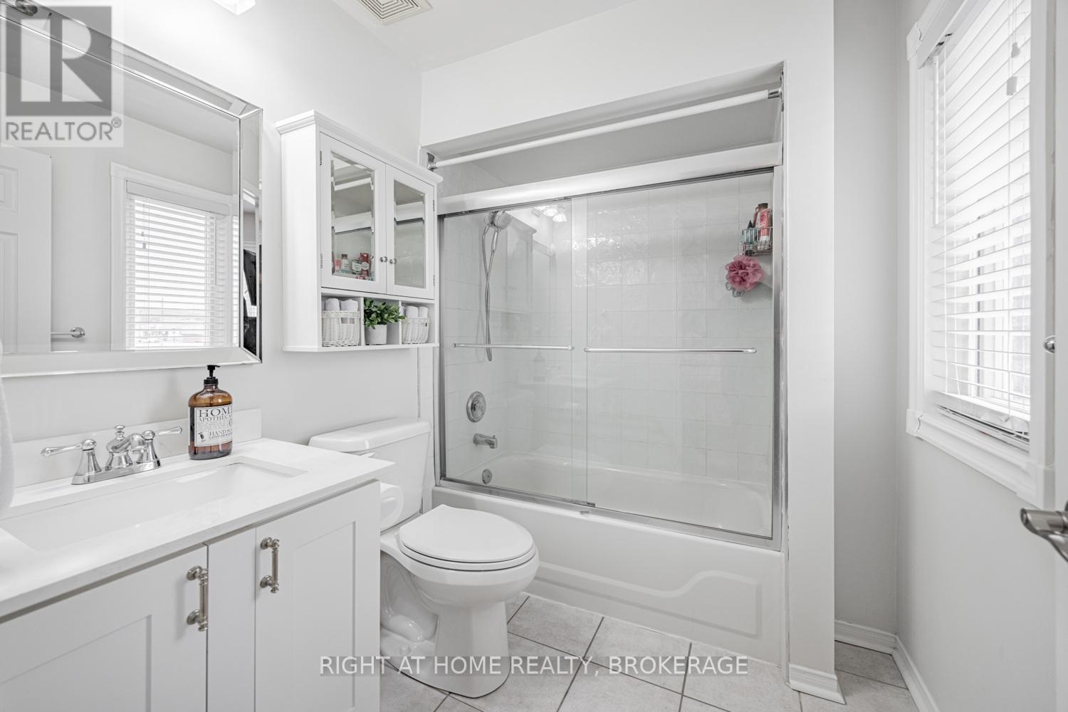 4020 Berton Avenue, Burlington (Rose), Ontario  L7M 4M6 - Photo 20 - W12215987