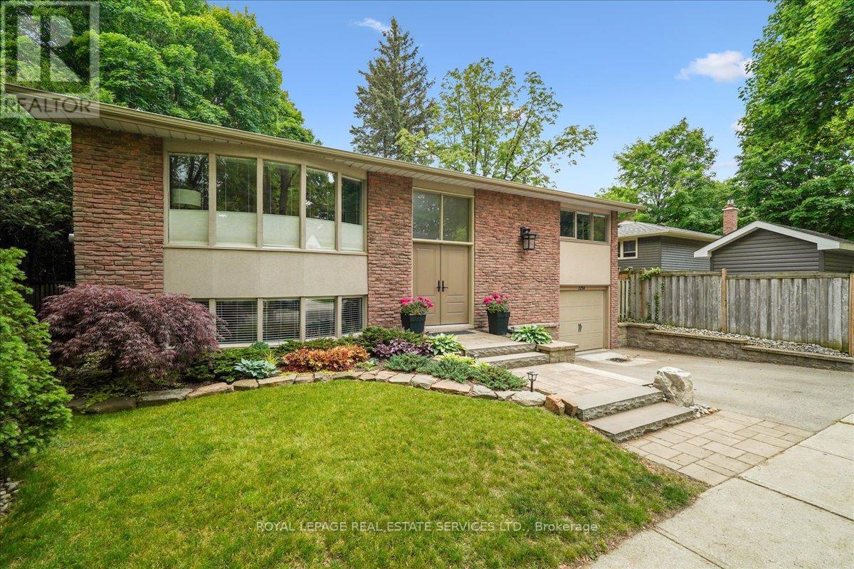 2250 Dunedin Road, Oakville (Fd Ford), Ontario  L6J 5V5 - Photo 2 - W12215985