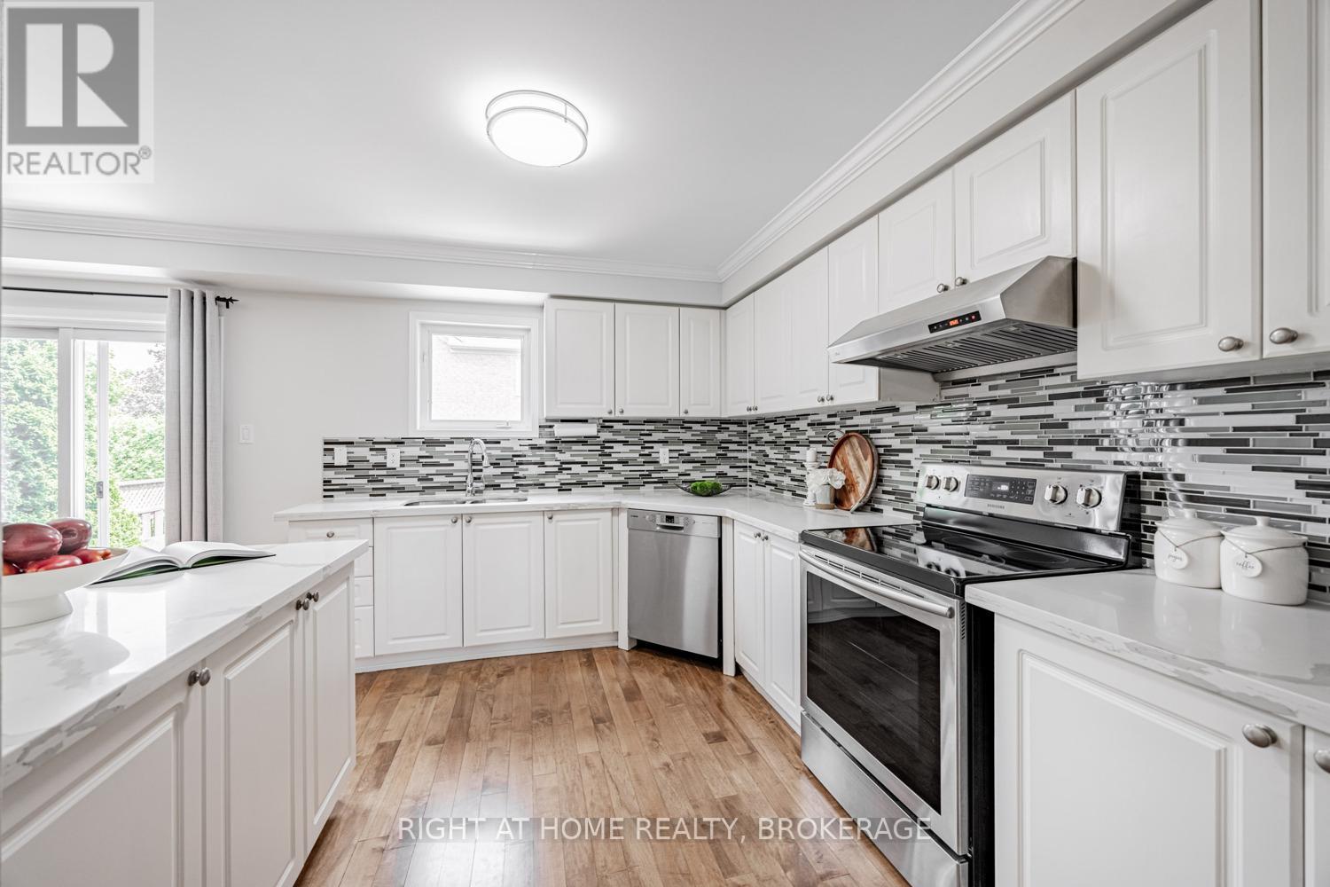 4020 Berton Avenue, Burlington (Rose), Ontario  L7M 4M6 - Photo 14 - W12215987
