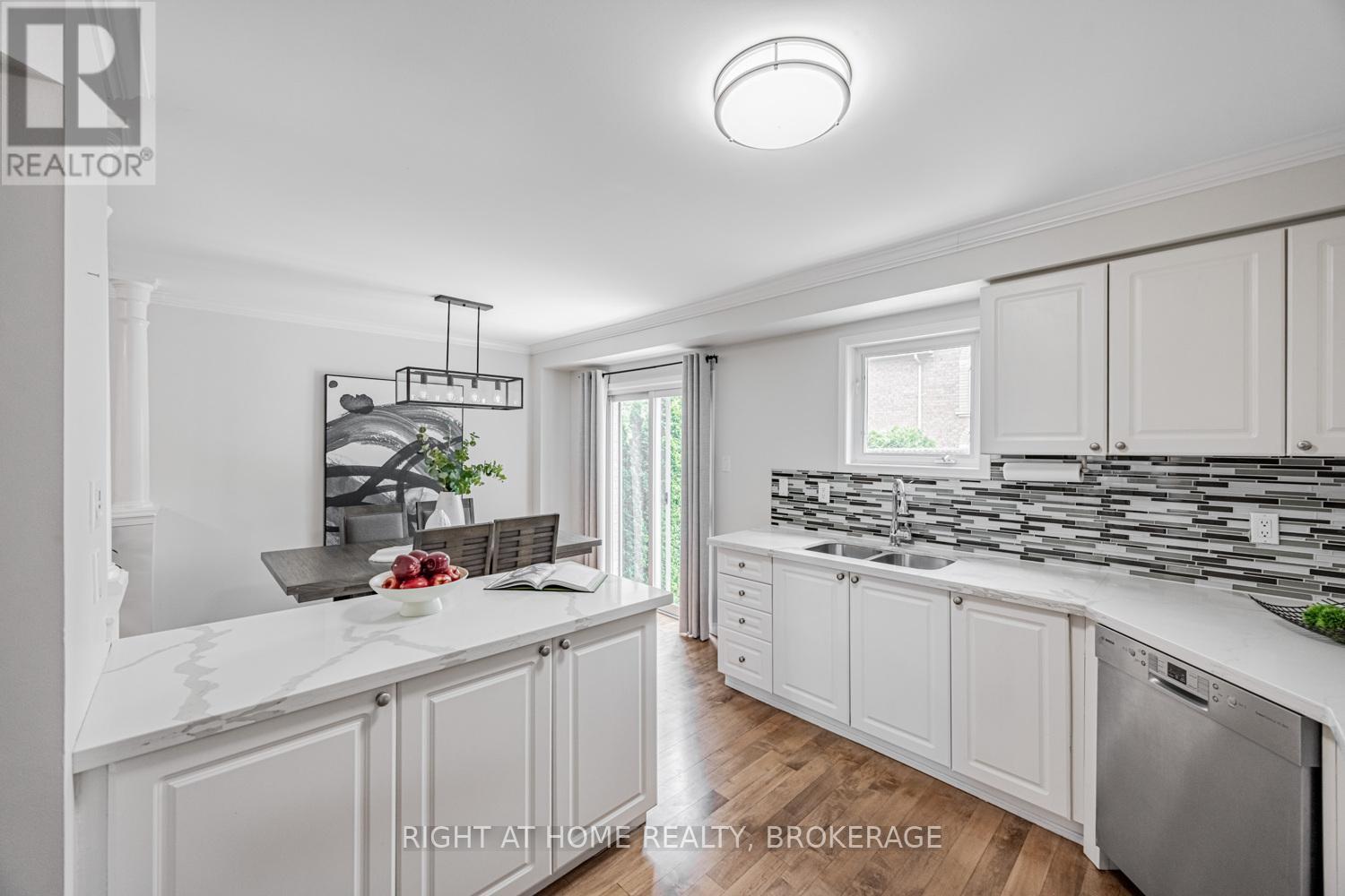 4020 Berton Avenue, Burlington (Rose), Ontario  L7M 4M6 - Photo 15 - W12215987