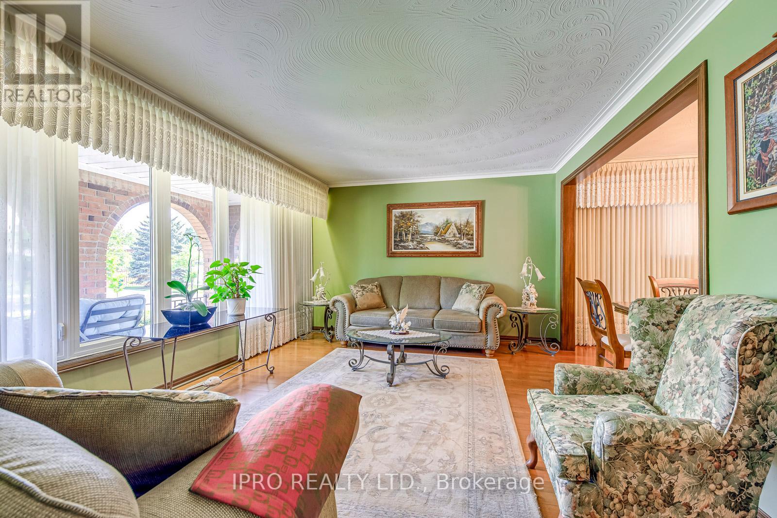 724 Eversley Drive, Mississauga, Ontario  L5A 2C9 - Photo 8 - W12215959