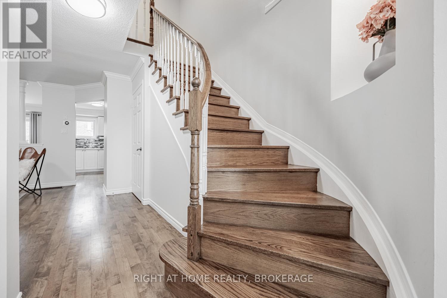 4020 Berton Avenue, Burlington (Rose), Ontario  L7M 4M6 - Photo 4 - W12215987