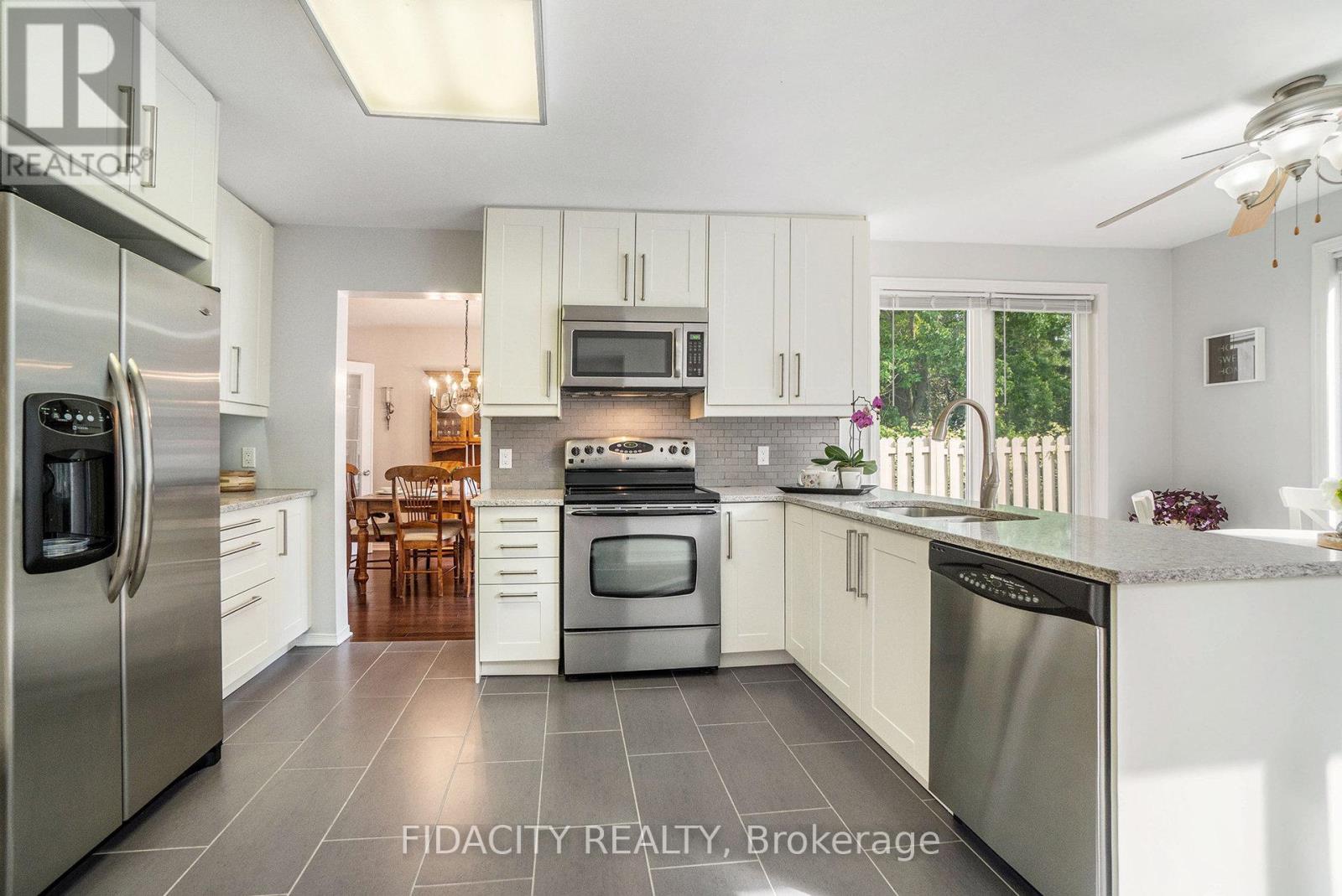 17 Albury Crescent, Ottawa, Ontario  K2S 1G7 - Photo 10 - X12216613