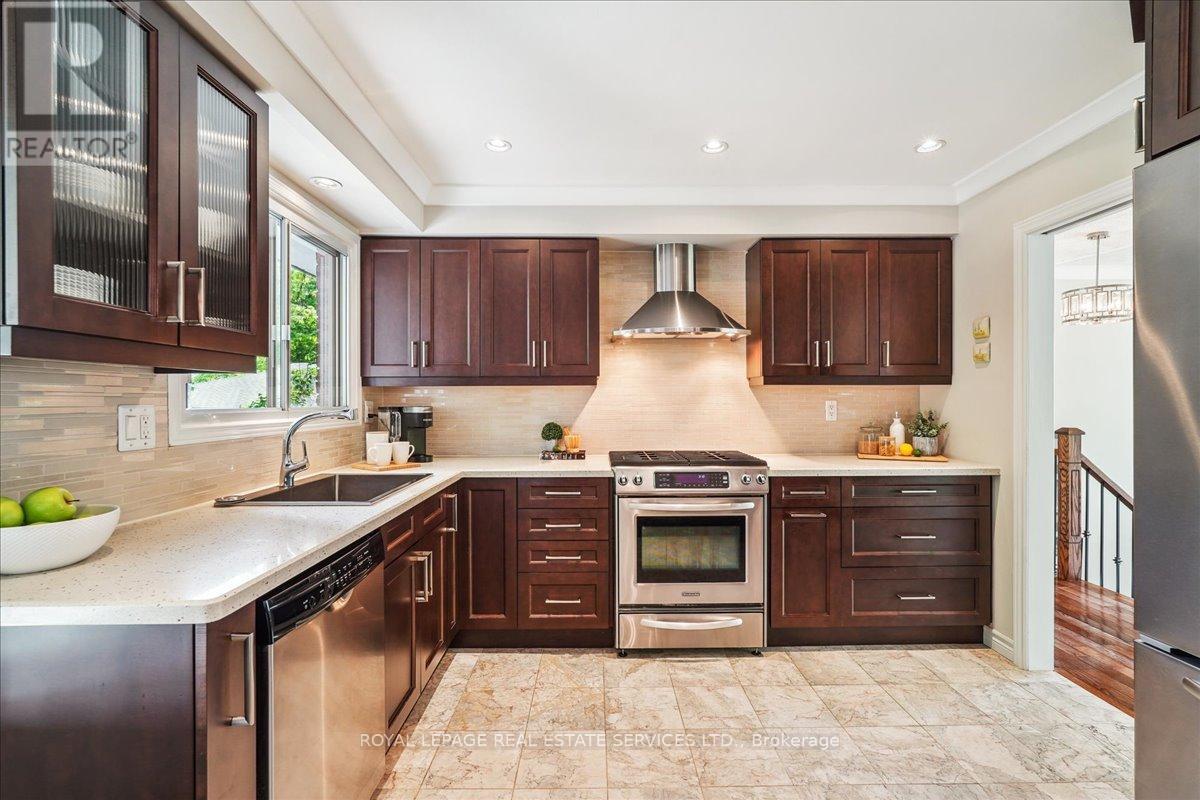 2250 Dunedin Road, Oakville (Fd Ford), Ontario  L6J 5V5 - Photo 14 - W12215985