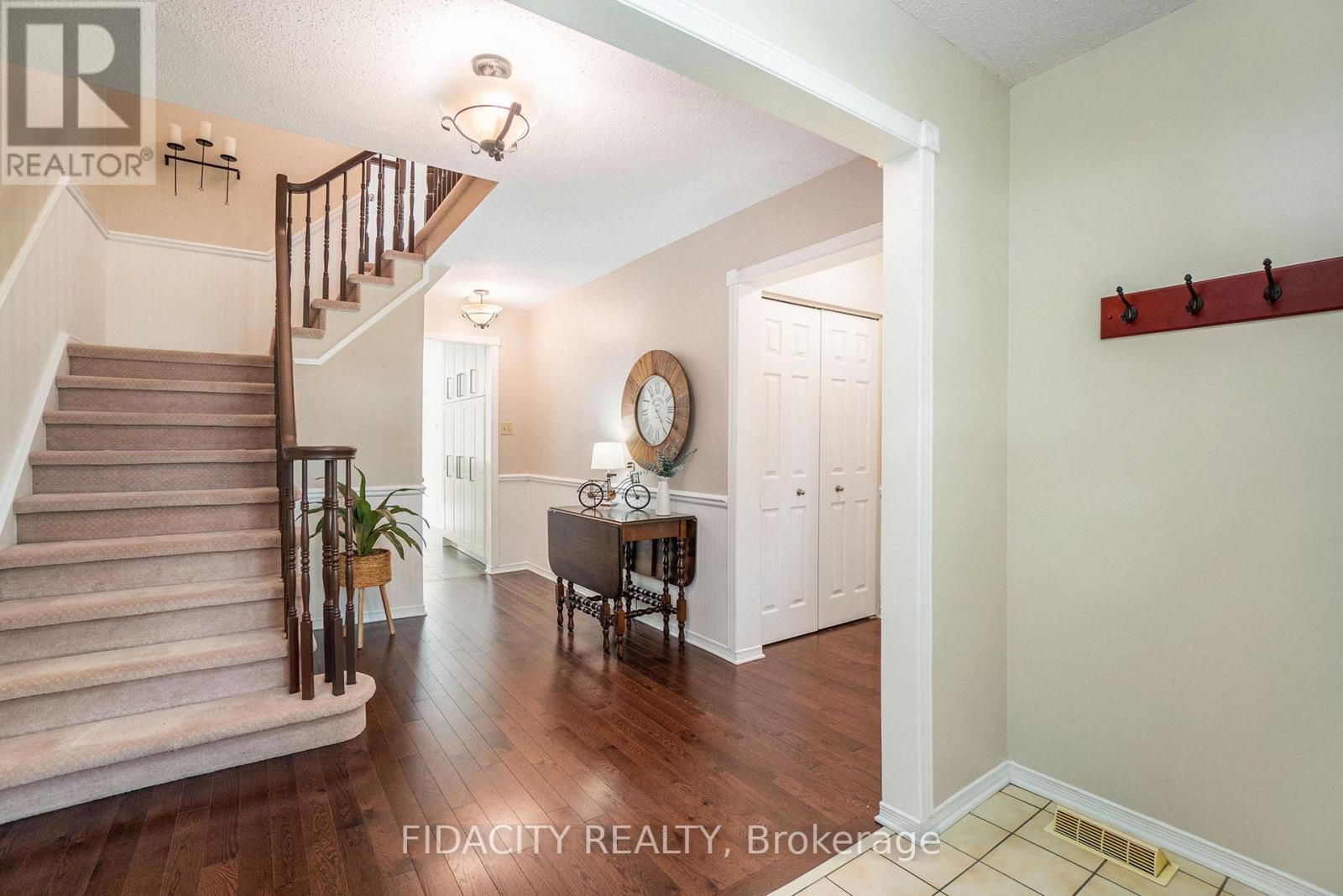 17 Albury Crescent, Ottawa, Ontario  K2S 1G7 - Photo 4 - X12216613