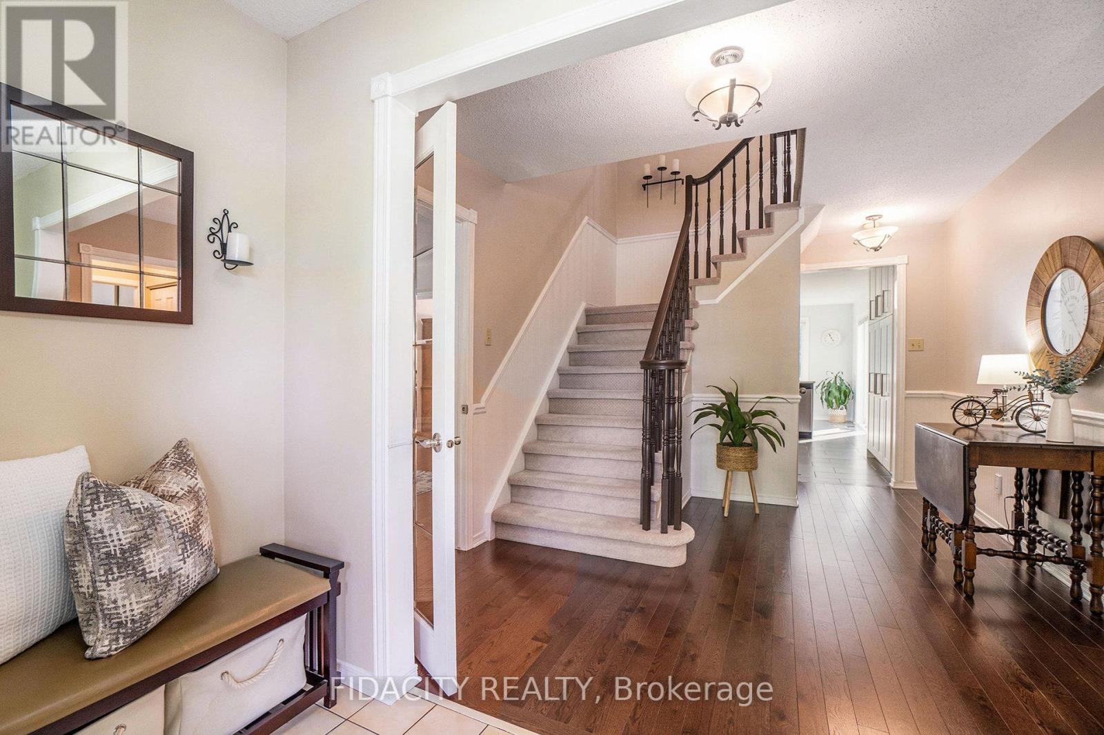 17 Albury Crescent, Ottawa, Ontario  K2S 1G7 - Photo 3 - X12216613
