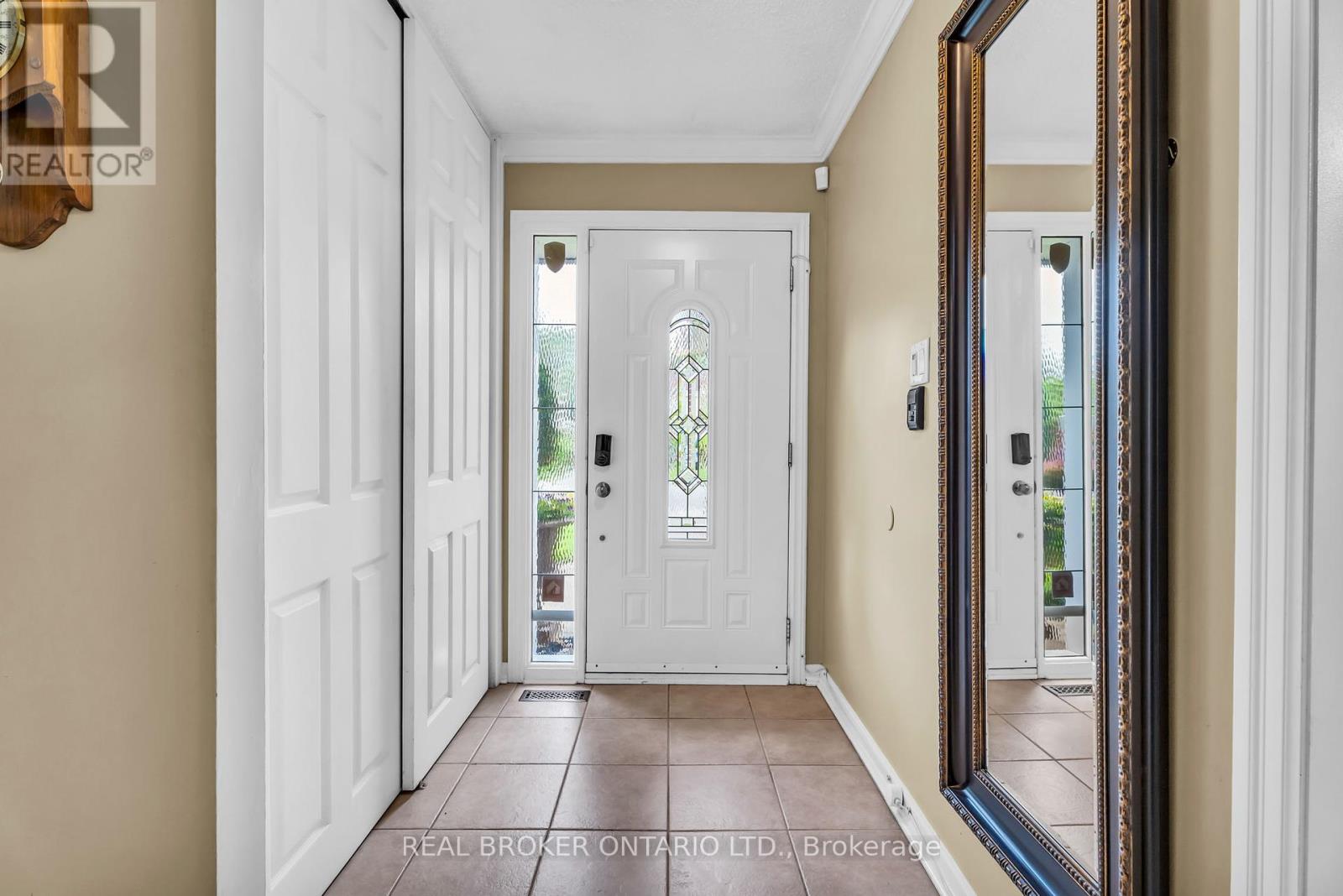 18 Mansfield Street, Brampton (Central Park), Ontario  L6S 2Y4 - Photo 4 - W12216021