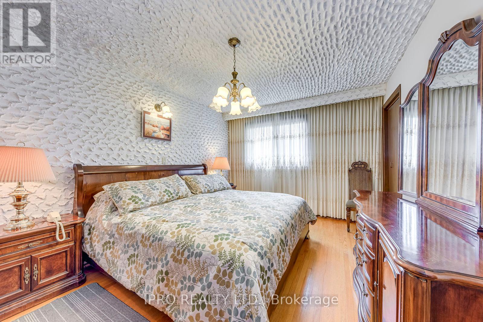 724 Eversley Drive, Mississauga, Ontario  L5A 2C9 - Photo 20 - W12215959