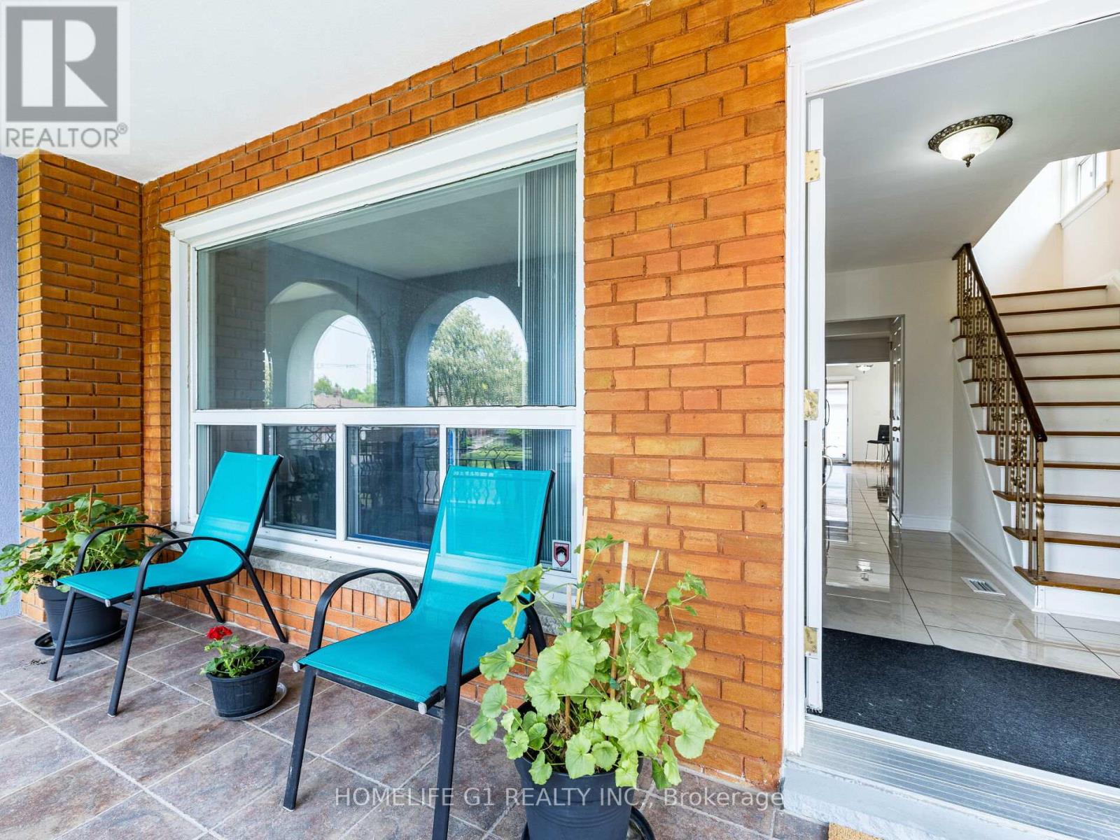 43 Fernando Road, Toronto, Ontario  M9M 2P7 - Photo 2 - W12200450