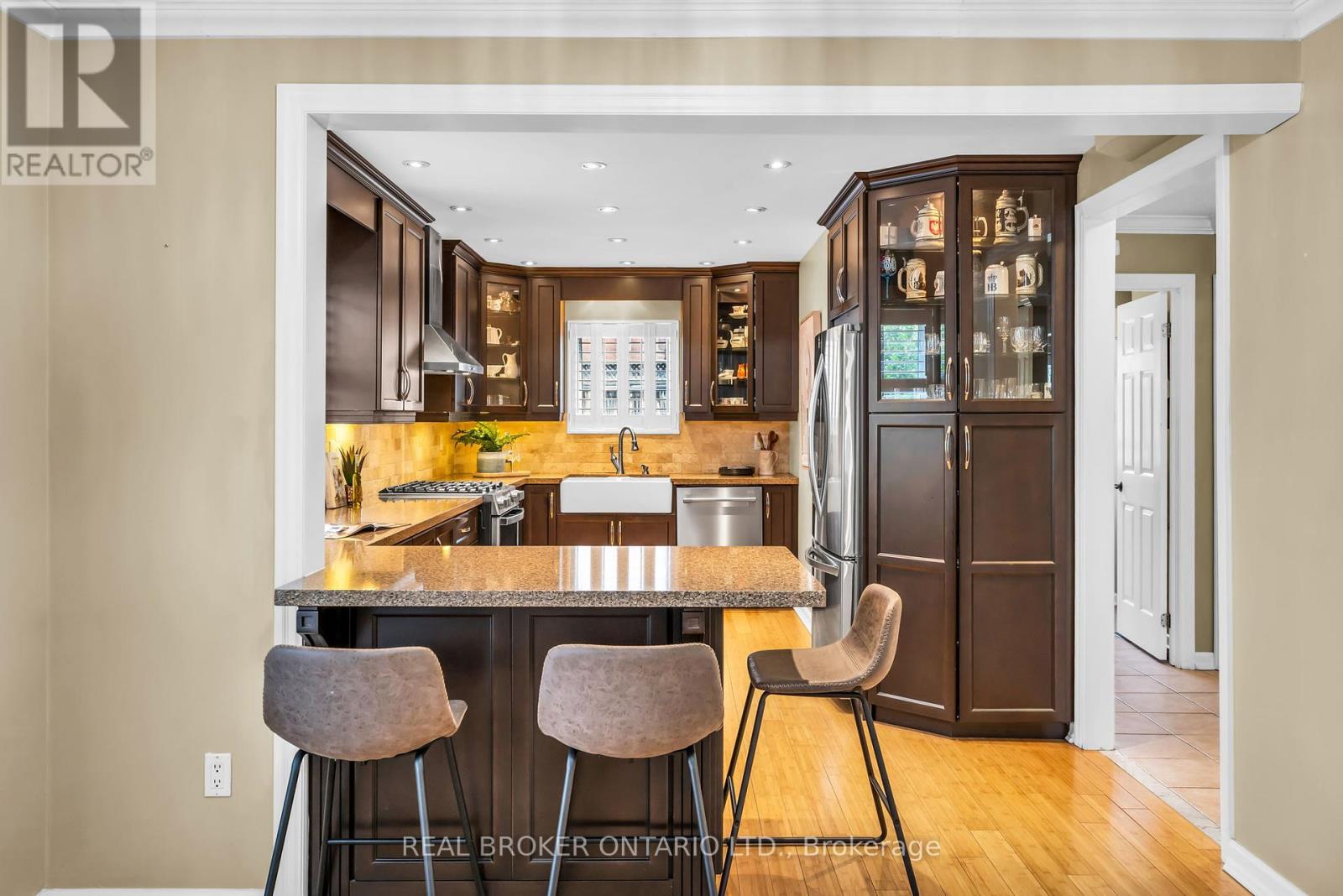 18 Mansfield Street, Brampton (Central Park), Ontario  L6S 2Y4 - Photo 6 - W12216021