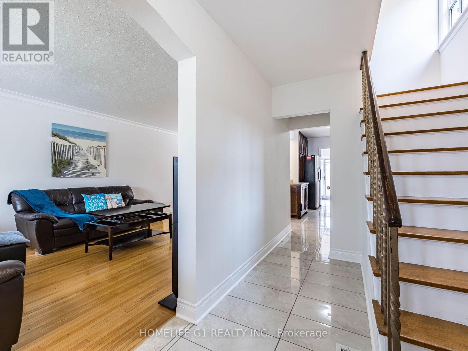 43 Fernando Road, Toronto, Ontario  M9M 2P7 - Photo 5 - W12200450