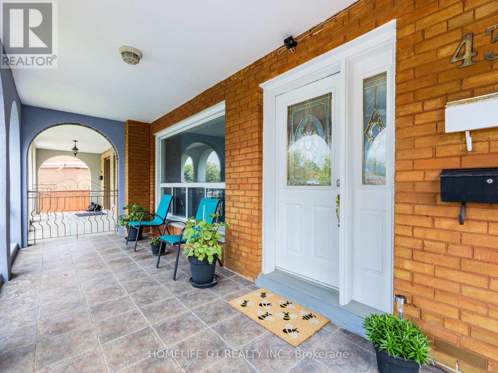 43 Fernando Road, Toronto, Ontario  M9M 2P7 - Photo 4 - W12200450