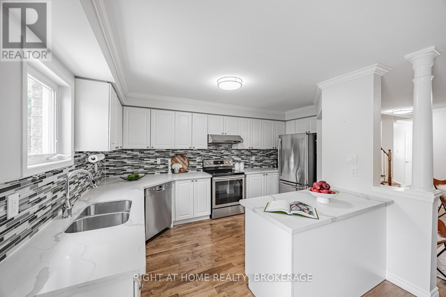 4020 Berton Avenue, Burlington (Rose), Ontario  L7M 4M6 - Photo 12 - W12215987