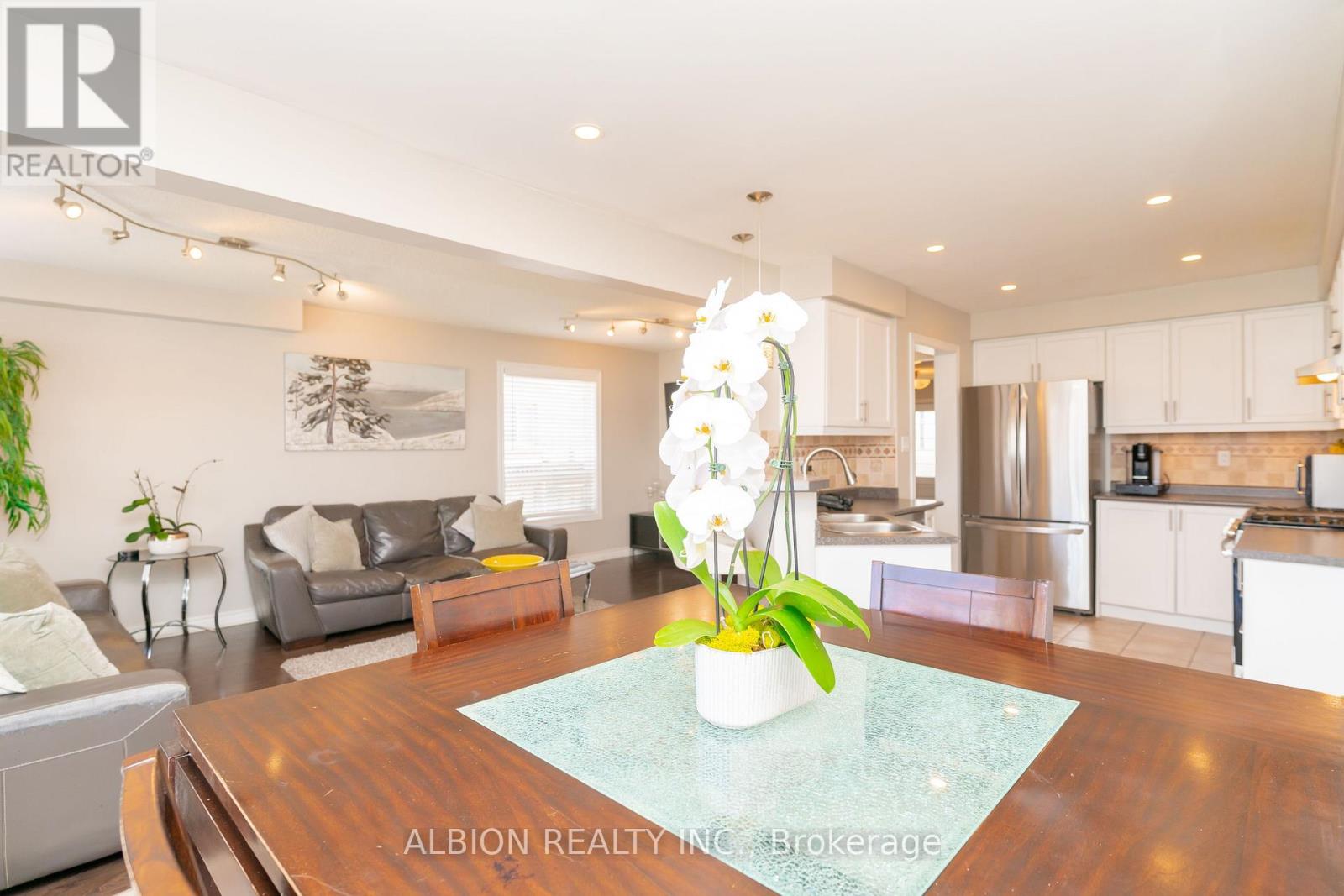 40 Emily Carr Crescent, Caledon, Ontario  L7E 2K9 - Photo 16 - W12216044