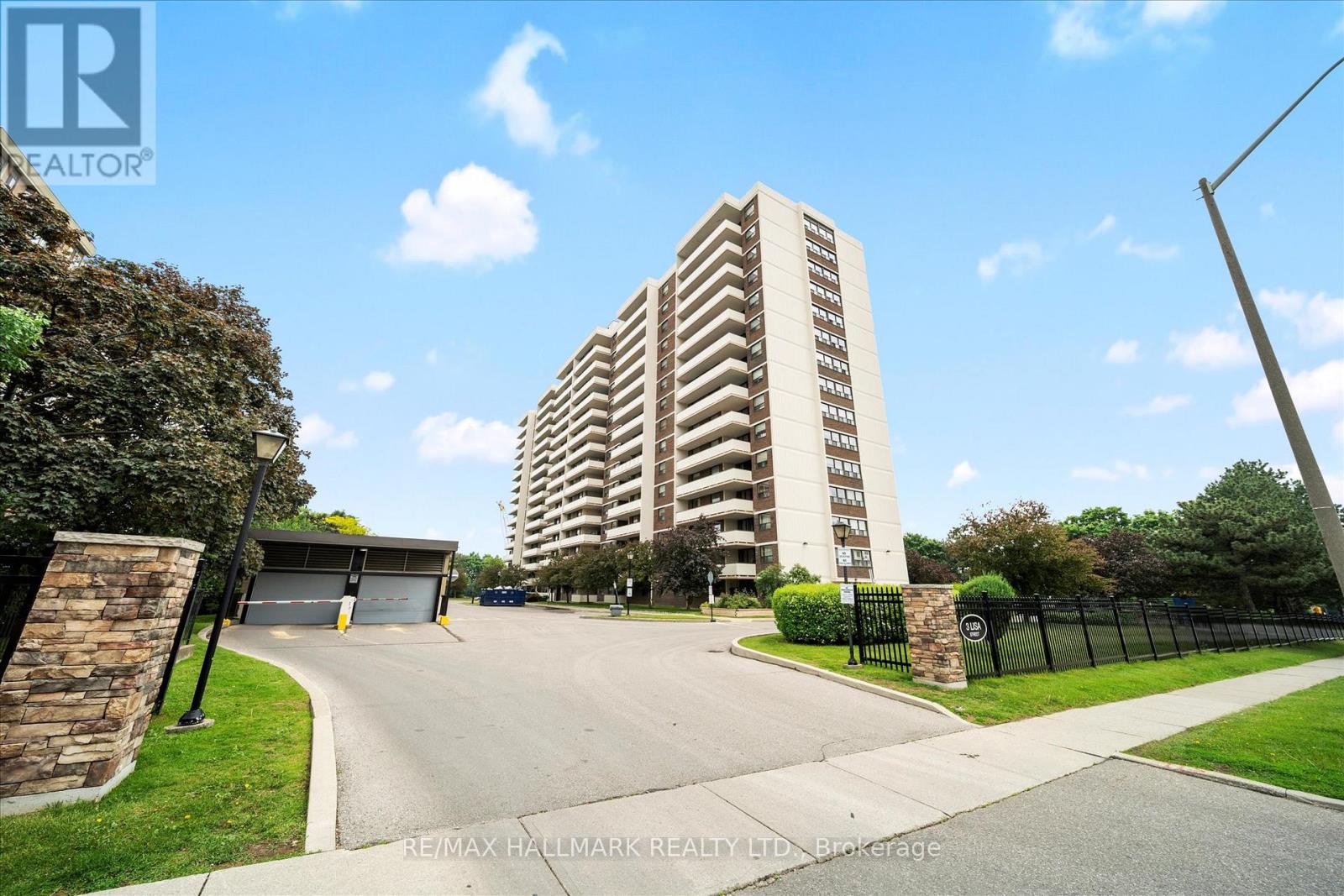 410 - 3 Lisa Street, Brampton (Queen Street Corridor), Ontario  L6T 4A2 - Photo 2 - W12216066