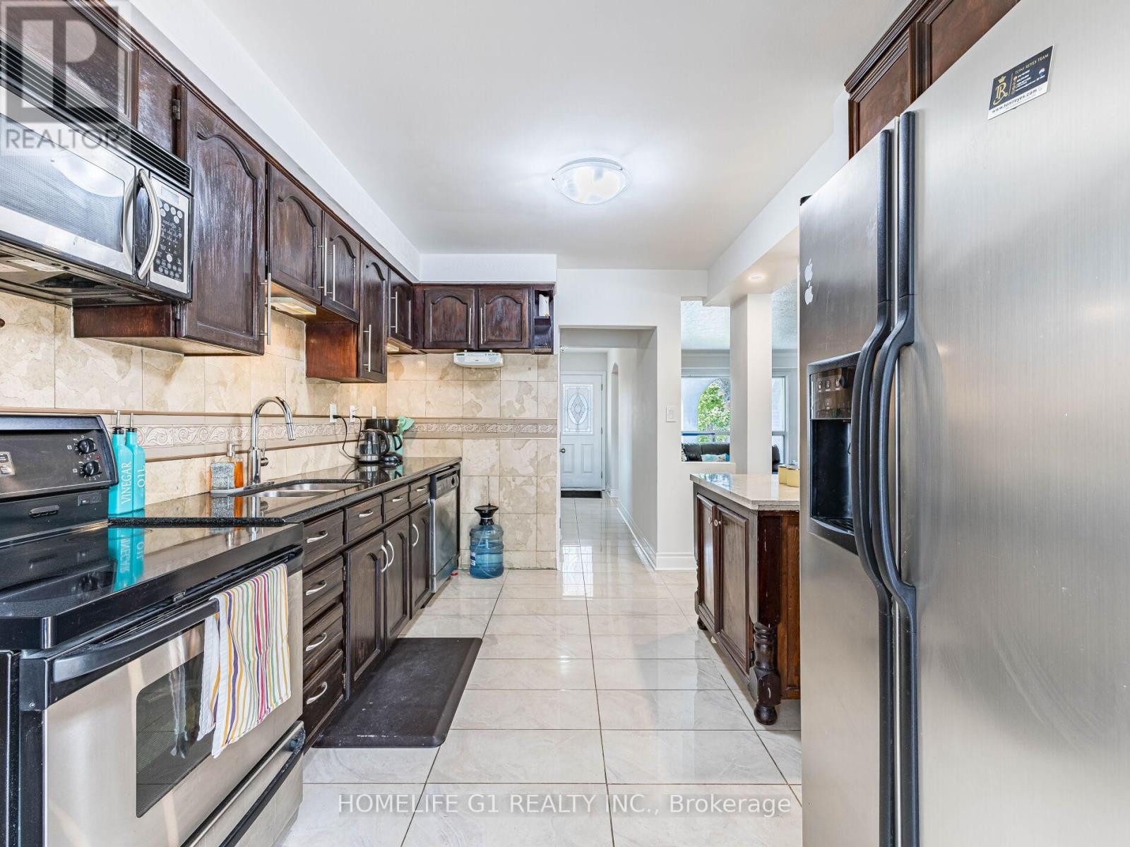 43 Fernando Road, Toronto, Ontario  M9M 2P7 - Photo 13 - W12200450