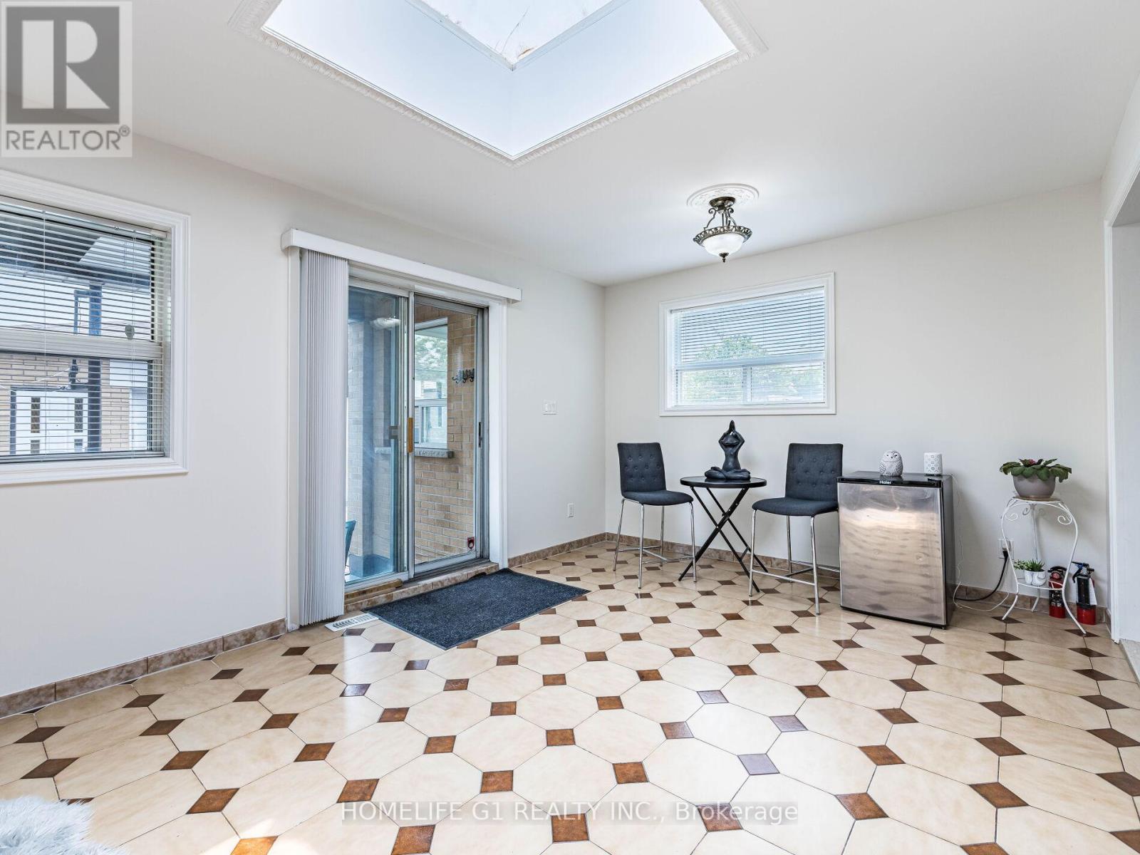 43 Fernando Road, Toronto, Ontario  M9M 2P7 - Photo 15 - W12200450