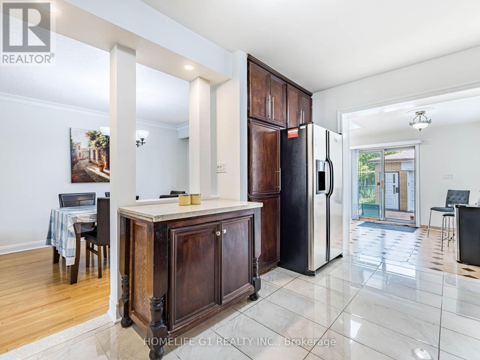 43 Fernando Road, Toronto, Ontario  M9M 2P7 - Photo 12 - W12200450