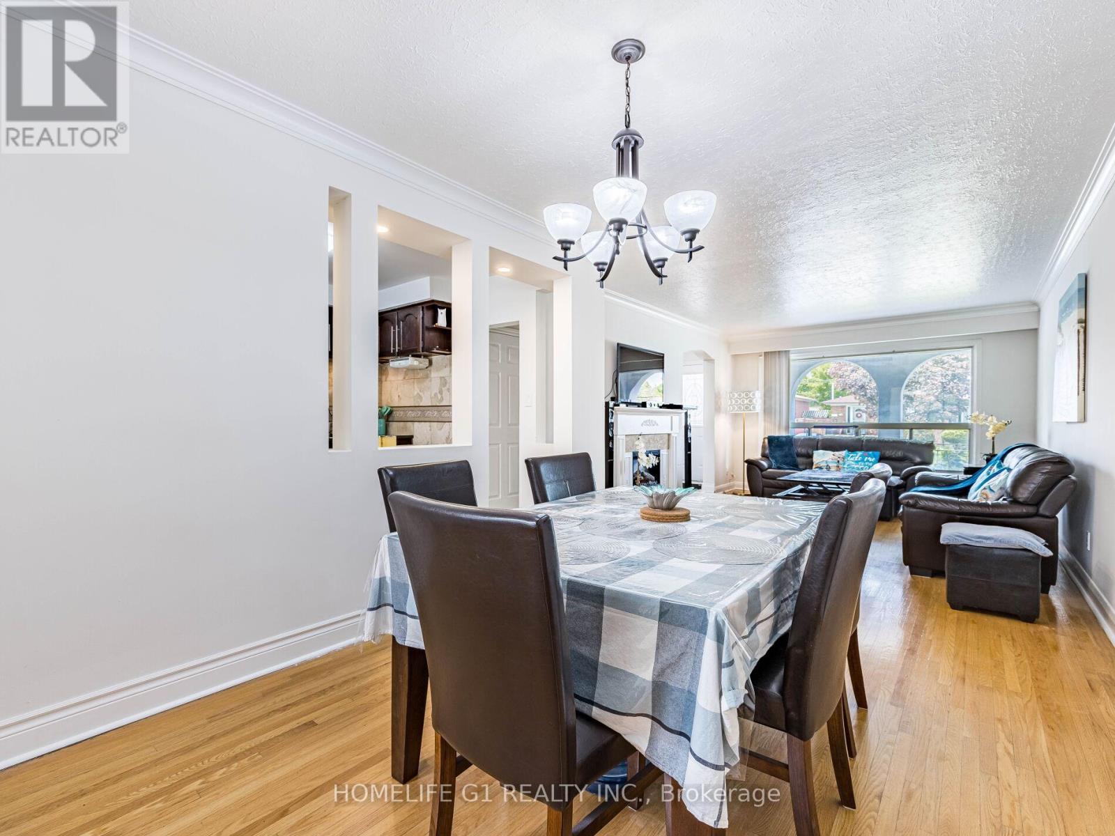 43 Fernando Road, Toronto, Ontario  M9M 2P7 - Photo 10 - W12200450