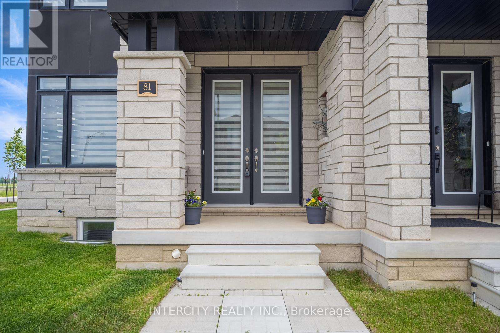 81 Minnock Street, Caledon, Ontario  L7C 4K8 - Photo 3 - W12216120