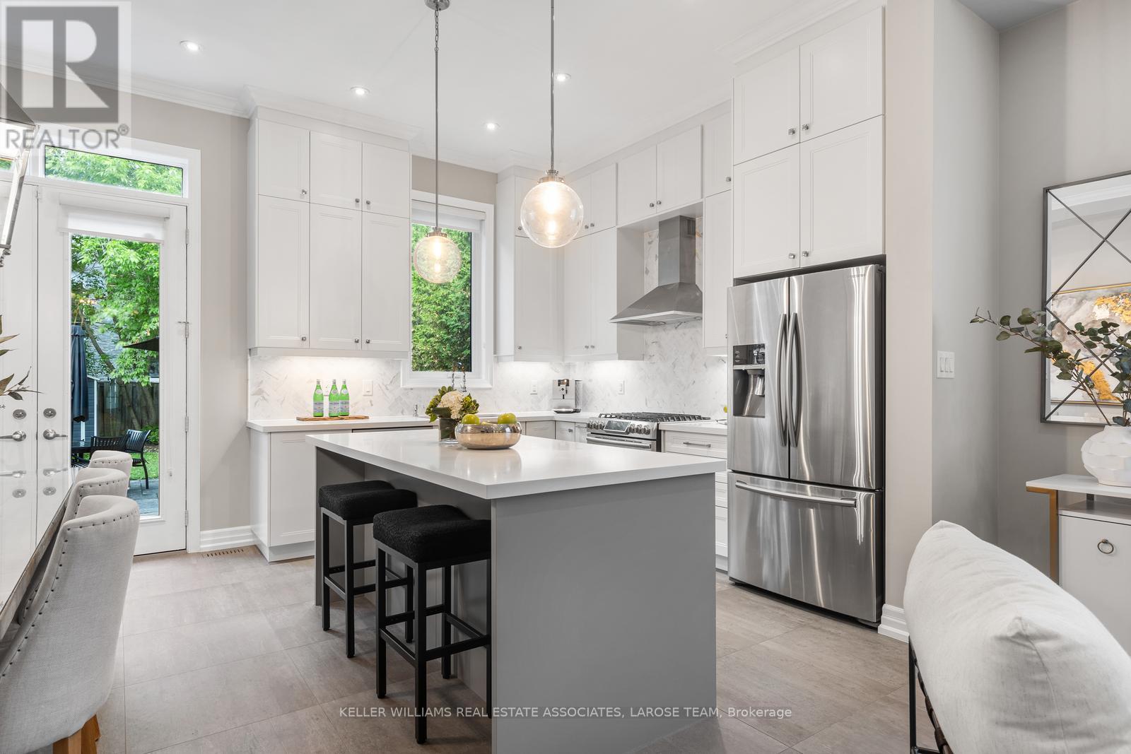 15a Elmwood Avenue N, Mississauga, Ontario  L5G 3J8 - Photo 11 - W12216401