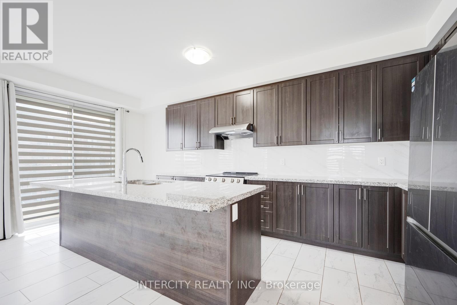 81 Minnock Street, Caledon, Ontario  L7C 4K8 - Photo 11 - W12216120