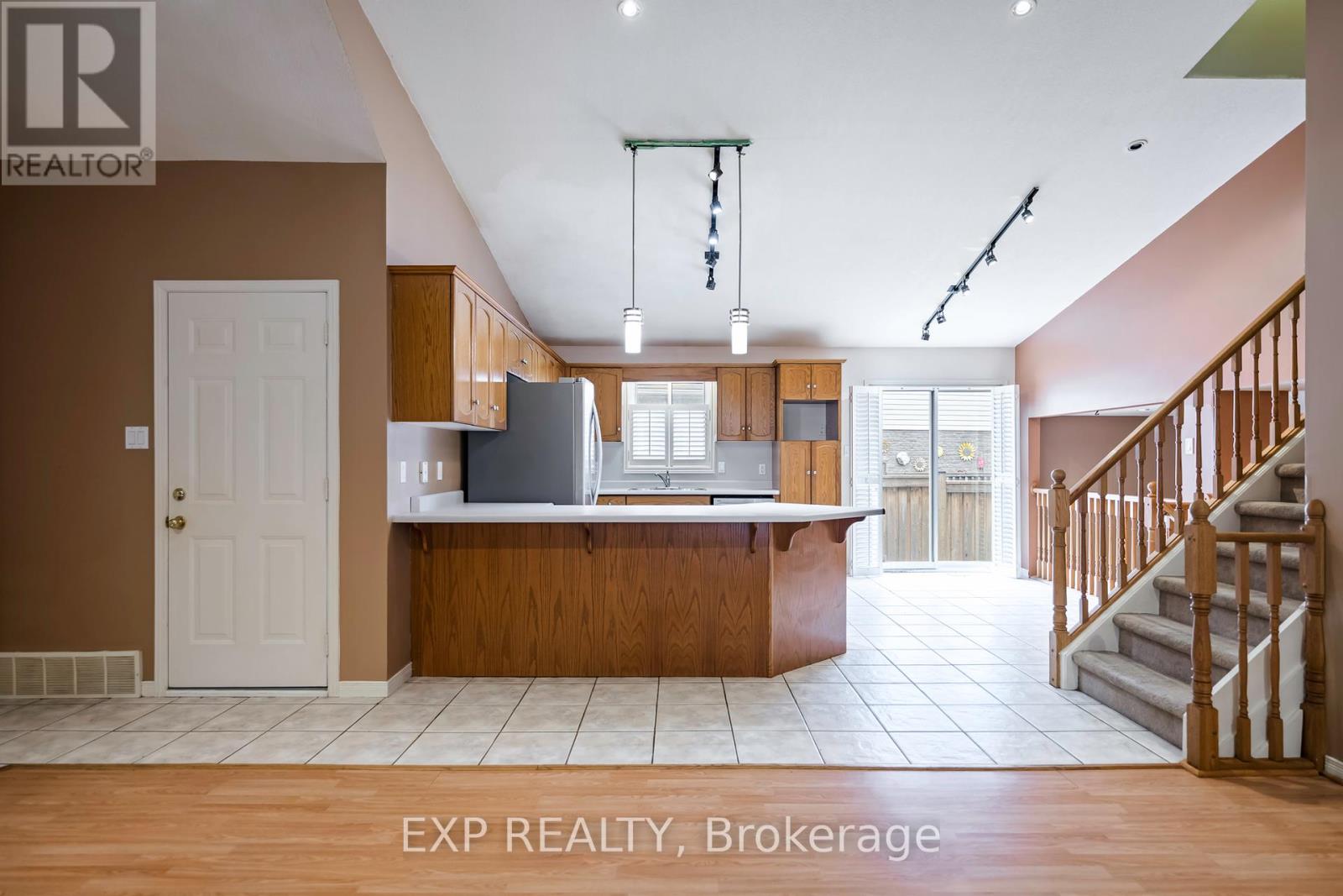 11 Palace Court, Orangeville, Ontario  L9W 5E6 - Photo 12 - W12216201