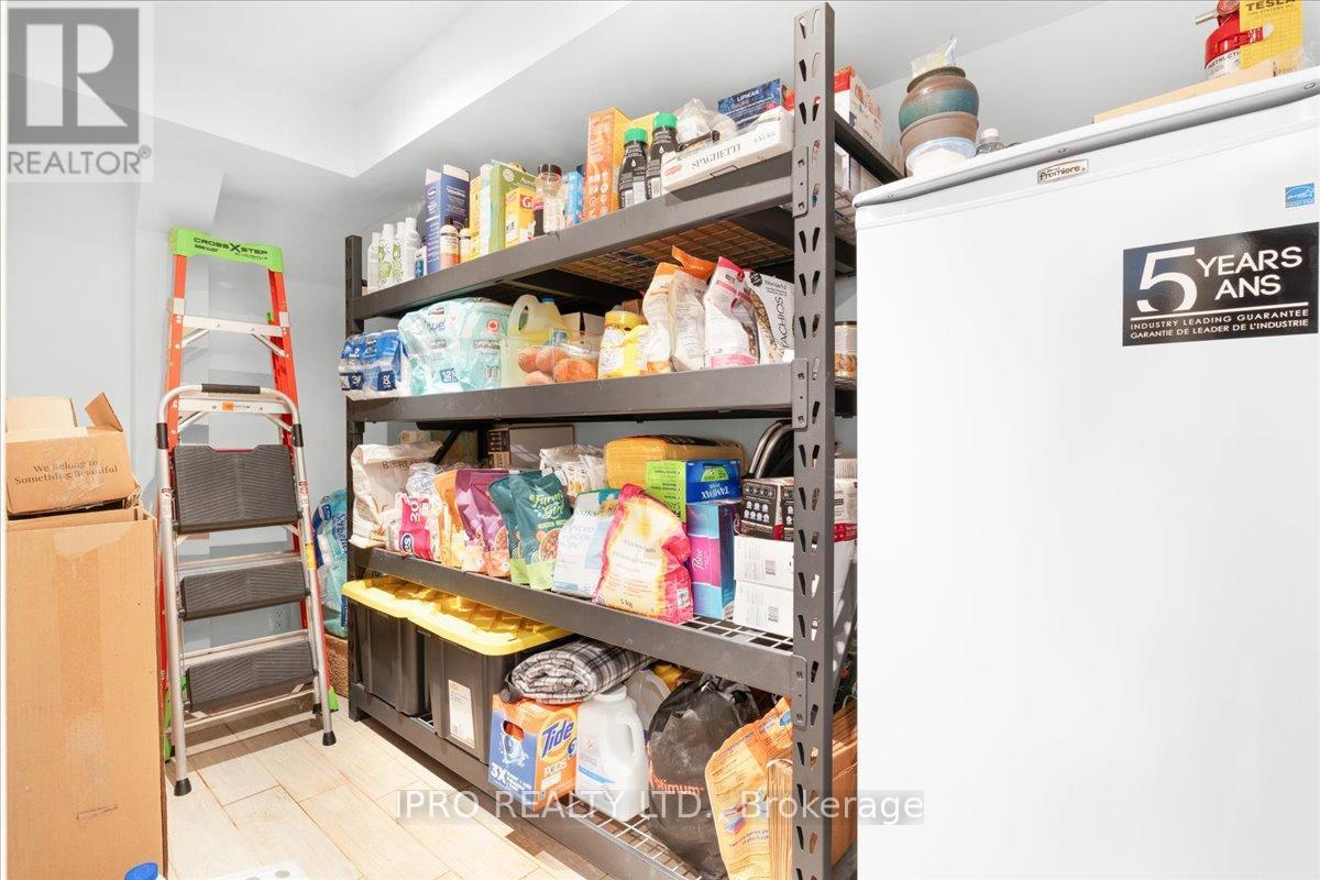 228 Angelene Street, Mississauga, Ontario  L5G 1X4 - Photo 36 - W12216412