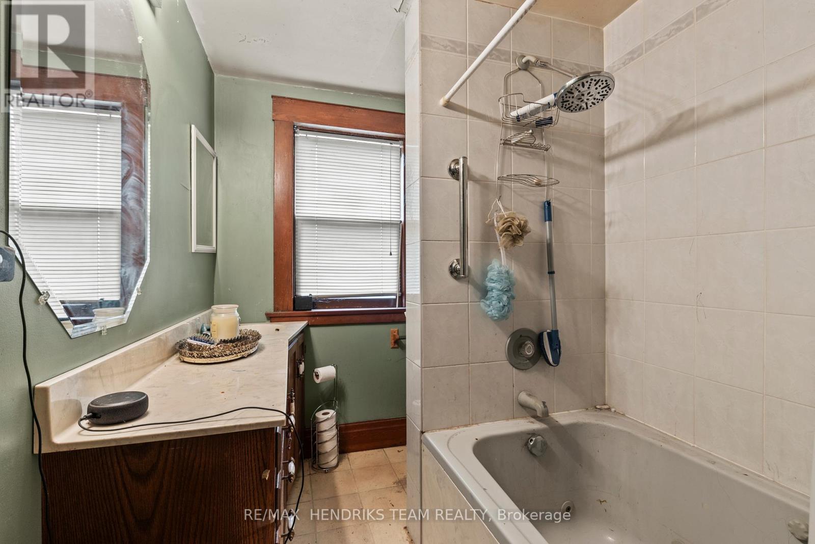 7 & 9 Edmund Street, St. Catharines, Ontario  L2R 2E9 - Photo 23 - X12216002