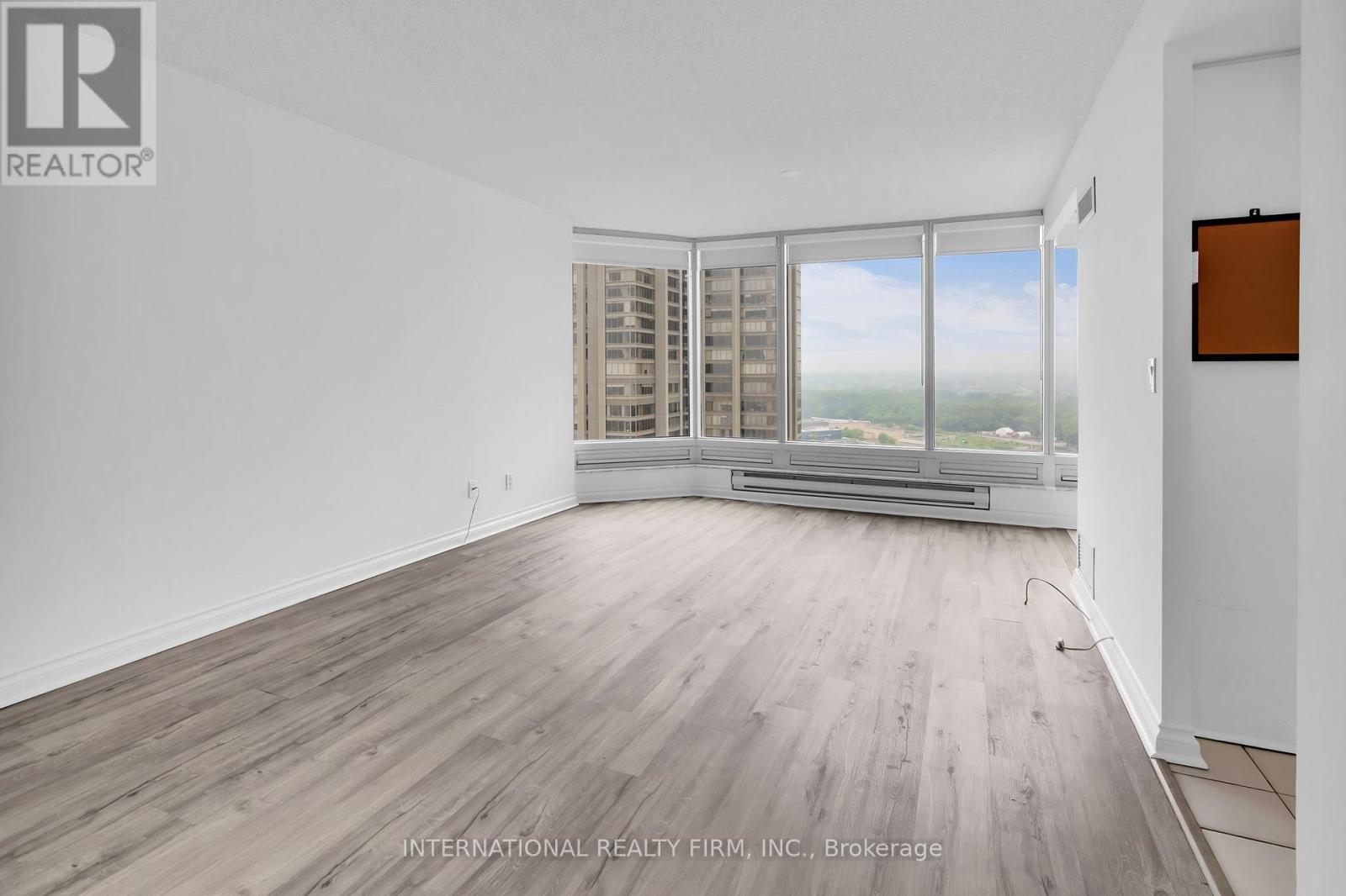 2807 - 1 Palace Pier Court, Toronto (Mimico), Ontario  M8V 3W9 - Photo 12 - W12216425