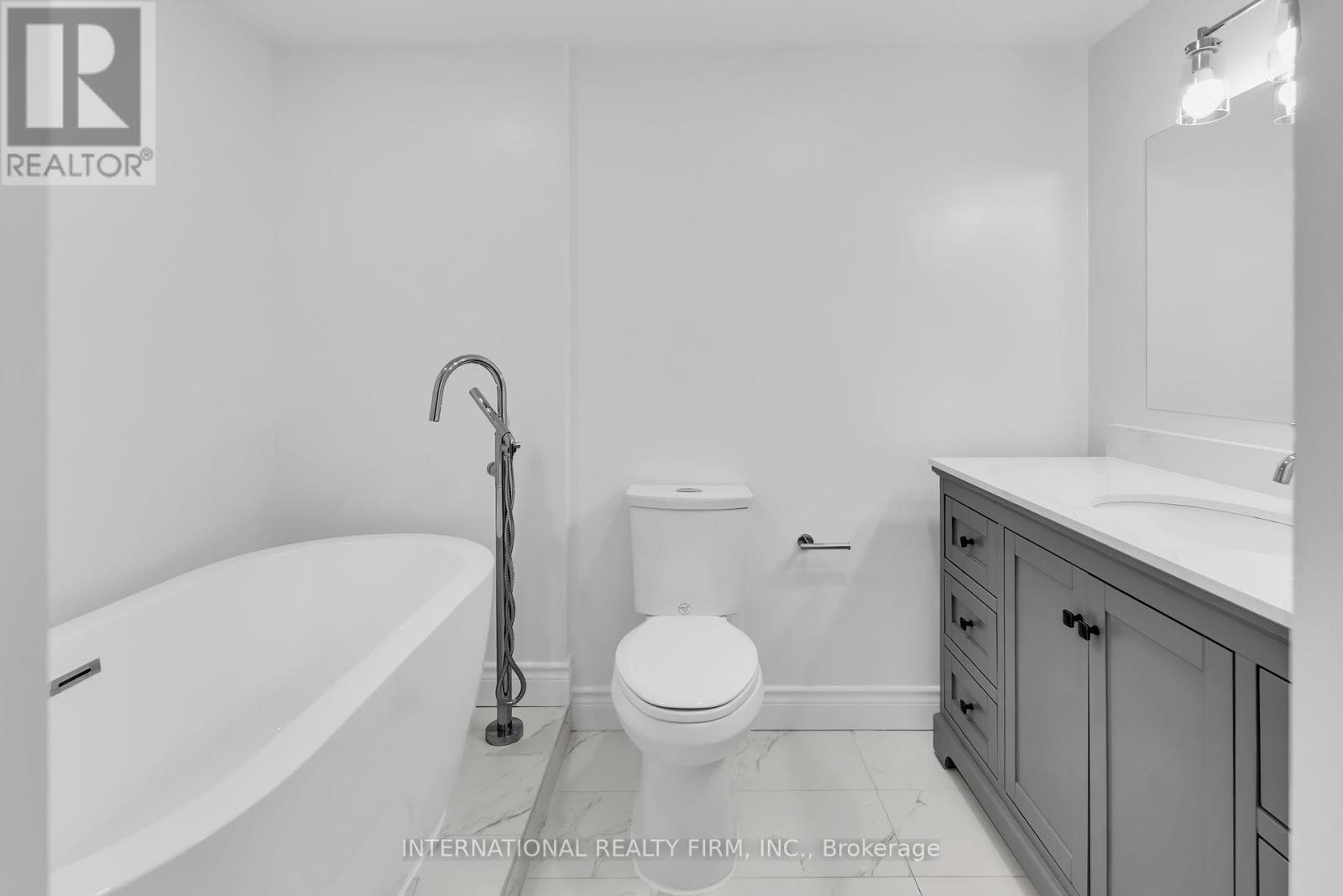 2807 - 1 Palace Pier Court, Toronto (Mimico), Ontario  M8V 3W9 - Photo 6 - W12216425