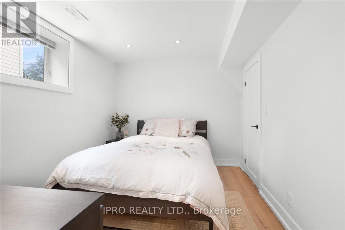 228 Angelene Street, Mississauga, Ontario  L5G 1X4 - Photo 31 - W12216412