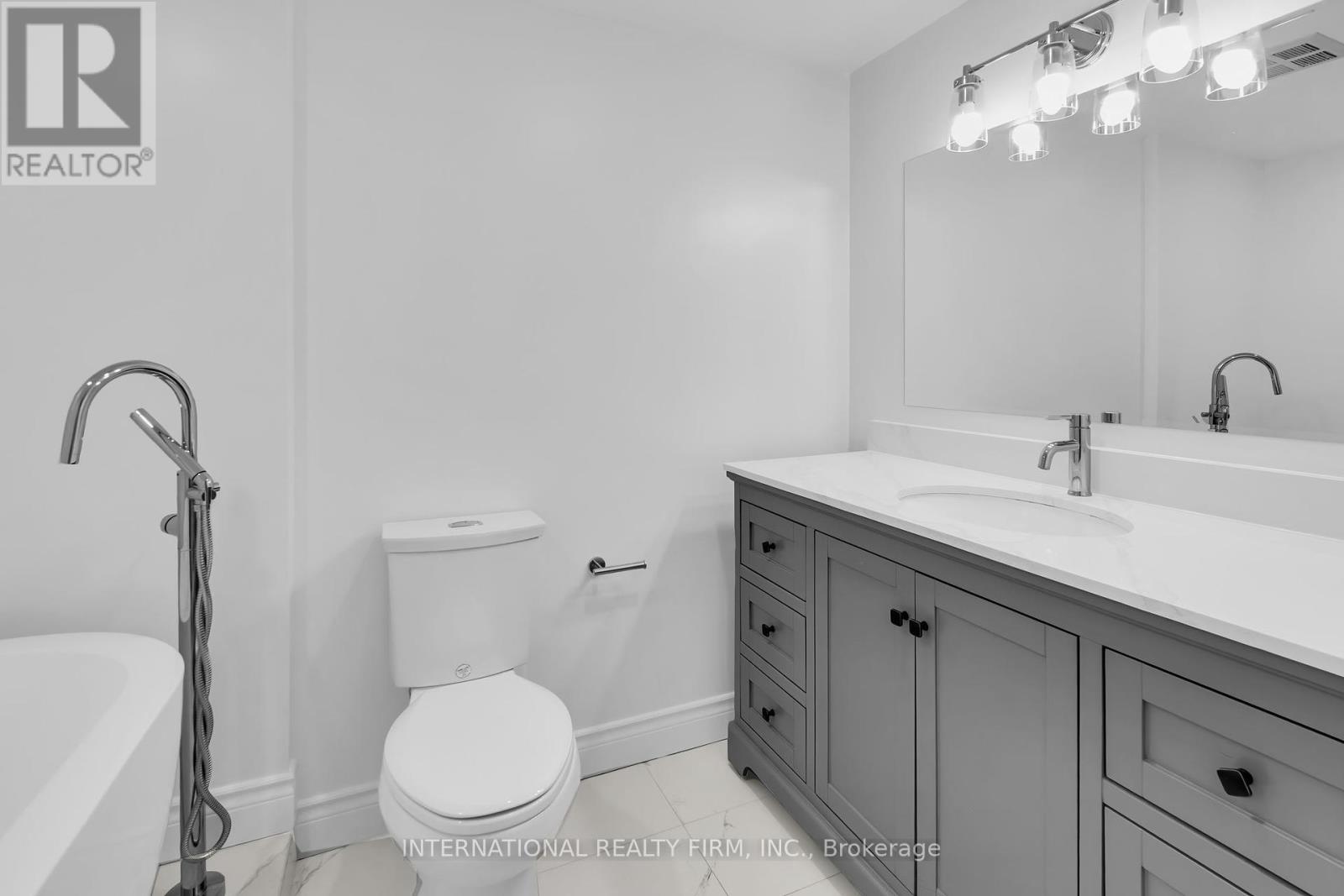 2807 - 1 Palace Pier Court, Toronto (Mimico), Ontario  M8V 3W9 - Photo 7 - W12216425