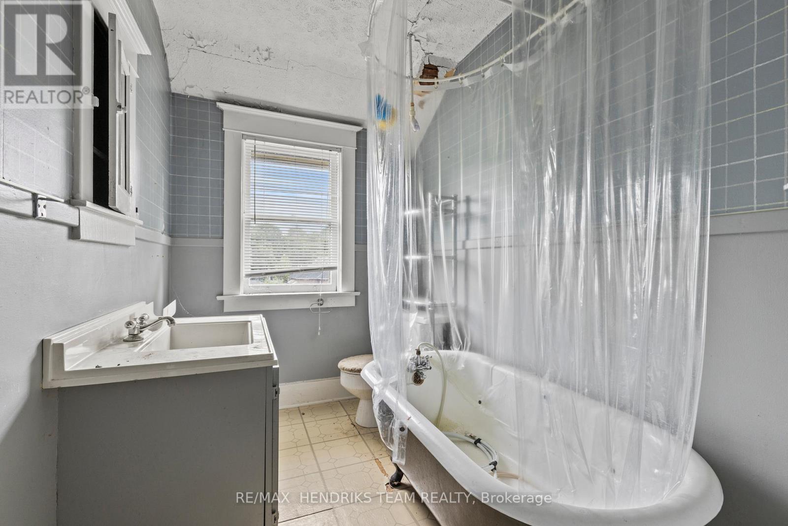 7 & 9 Edmund Street, St. Catharines, Ontario  L2R 2E9 - Photo 19 - X12216002