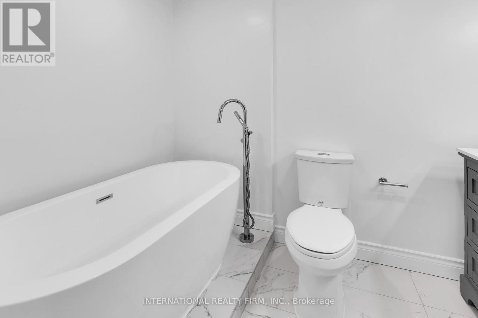 2807 - 1 Palace Pier Court, Toronto (Mimico), Ontario  M8V 3W9 - Photo 8 - W12216425