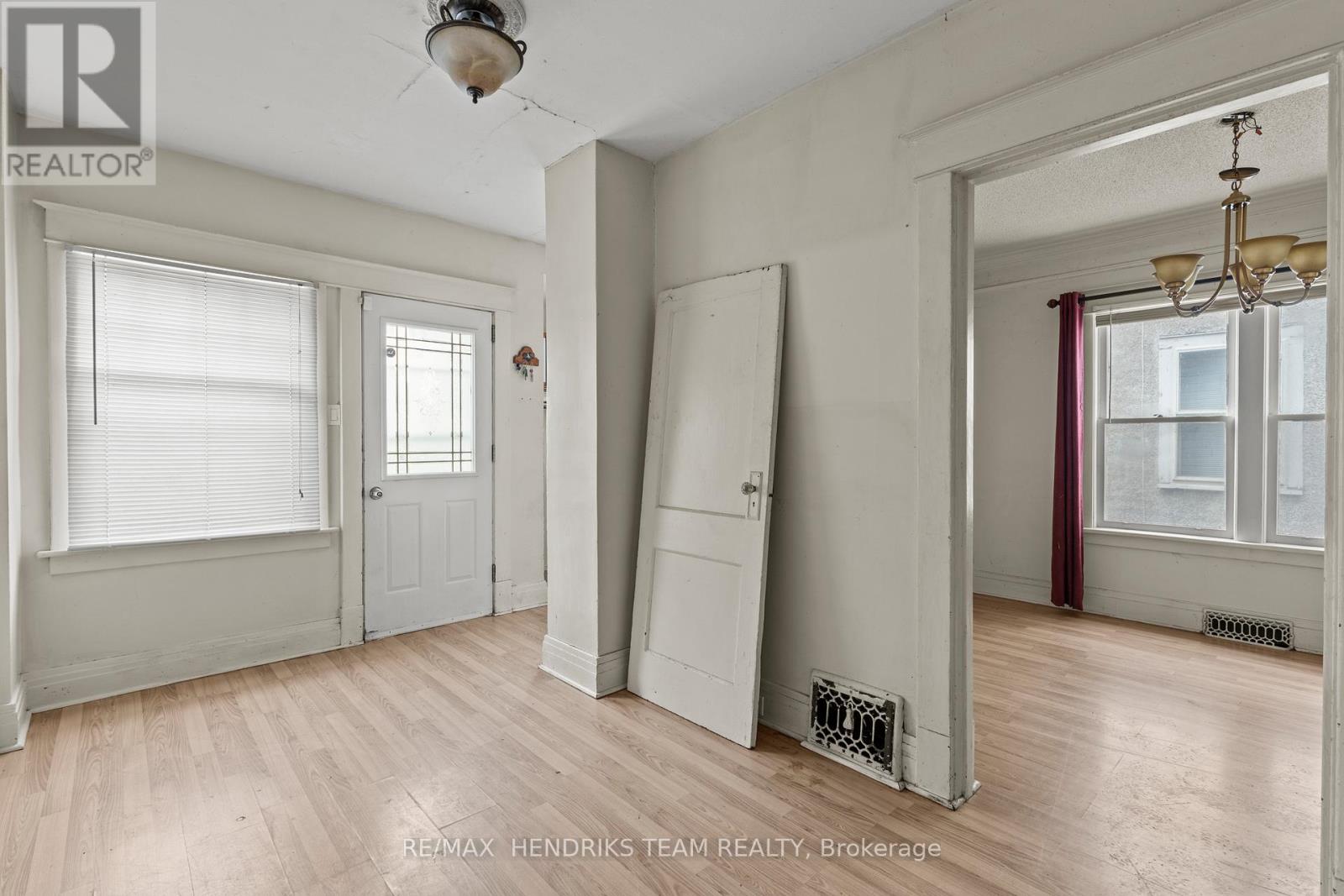 7 & 9 Edmund Street, St. Catharines, Ontario  L2R 2E9 - Photo 37 - X12216002