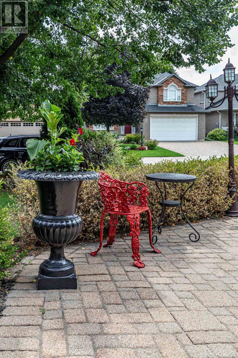 35 Banbury Drive, Hamilton, Ontario  L9K 1H8 - Photo 4 - X12032393