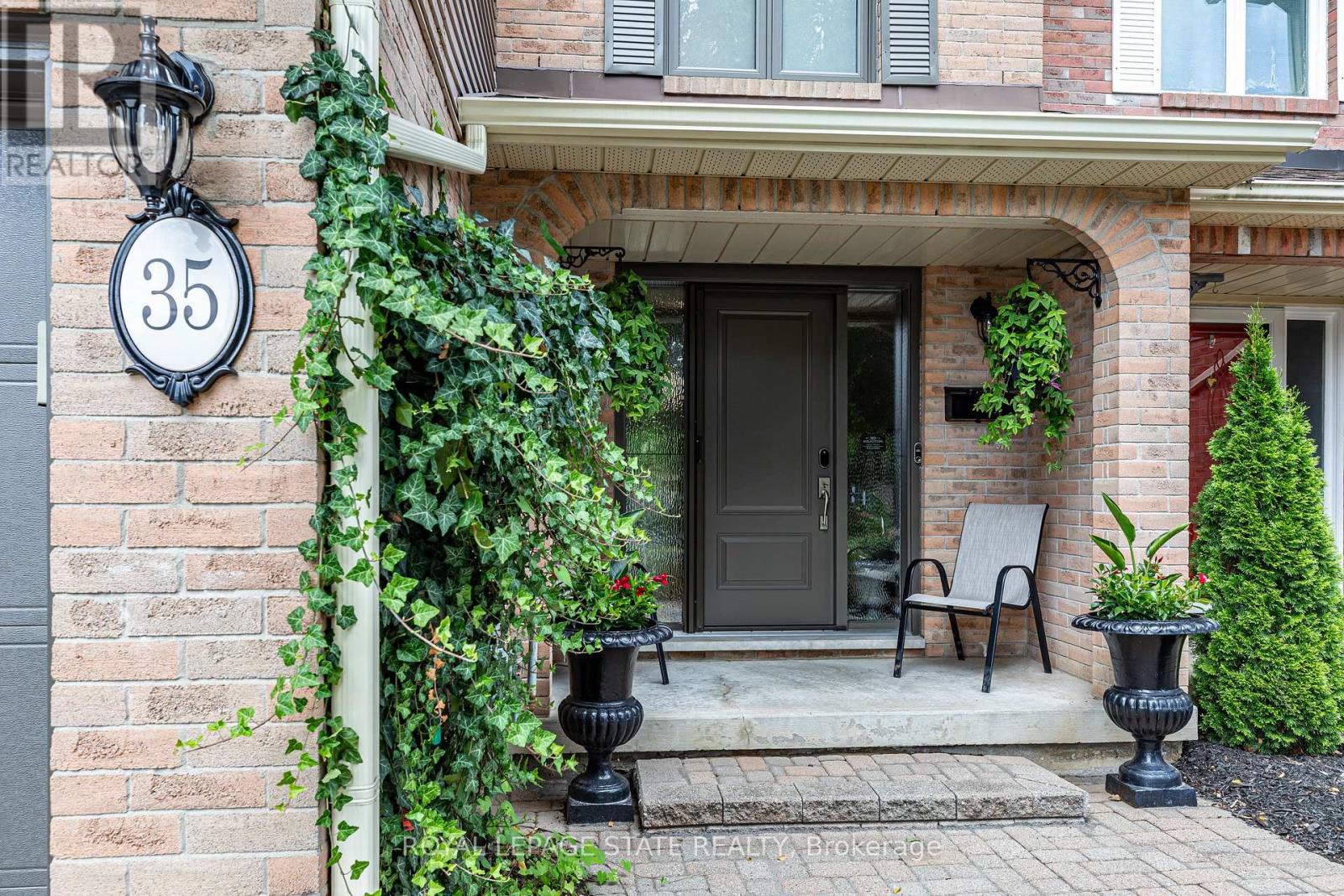35 Banbury Drive, Hamilton, Ontario  L9K 1H8 - Photo 3 - X12032393