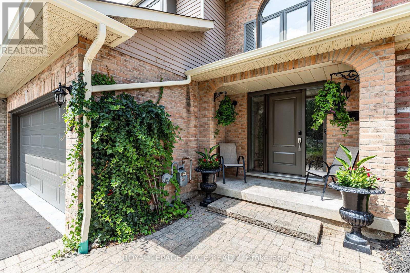 35 Banbury Drive, Hamilton, Ontario  L9K 1H8 - Photo 2 - X12032393