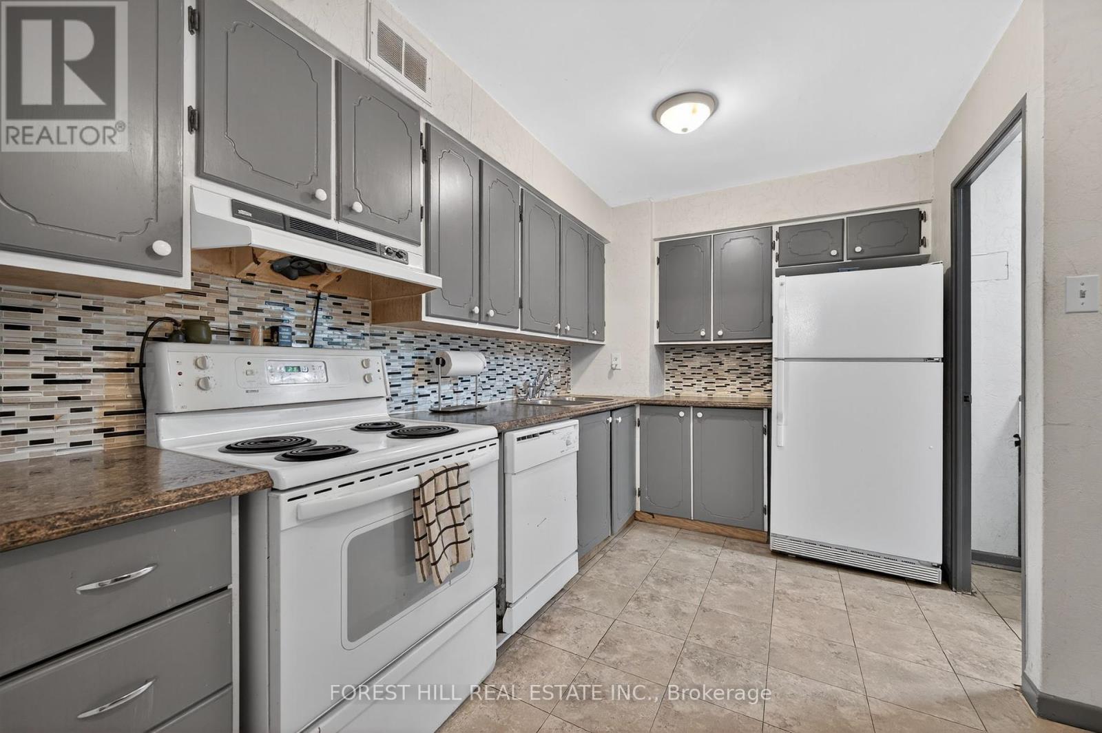 102 - 1 Royal Orchard Boulevard, Markham (Royal Orchard), Ontario  L3T 3C2 - Photo 5 - N12216206