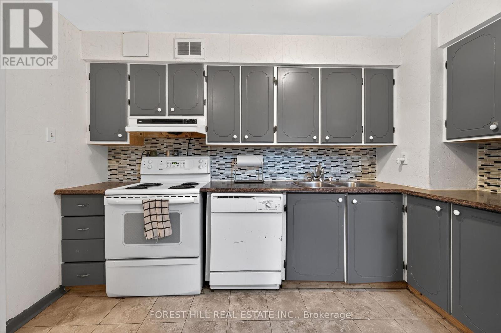 102 - 1 Royal Orchard Boulevard, Markham (Royal Orchard), Ontario  L3T 3C2 - Photo 3 - N12216206