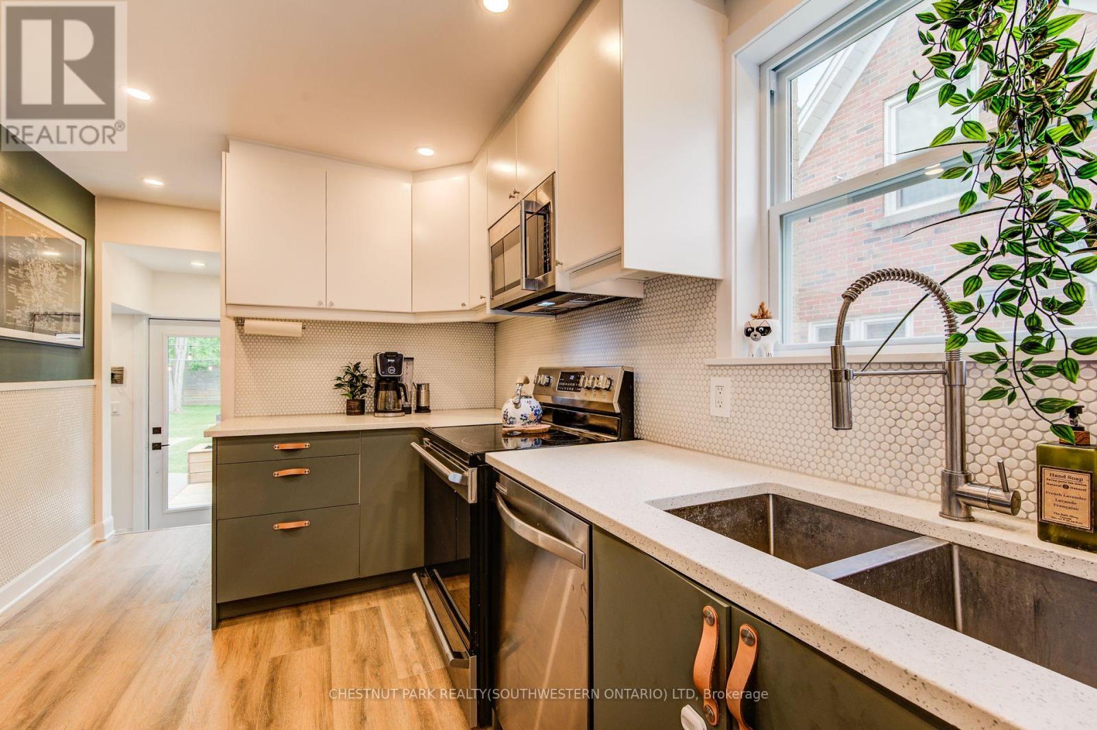 256 Mansion Street, Kitchener, Ontario  N2H 2K7 - Photo 9 - X12215952