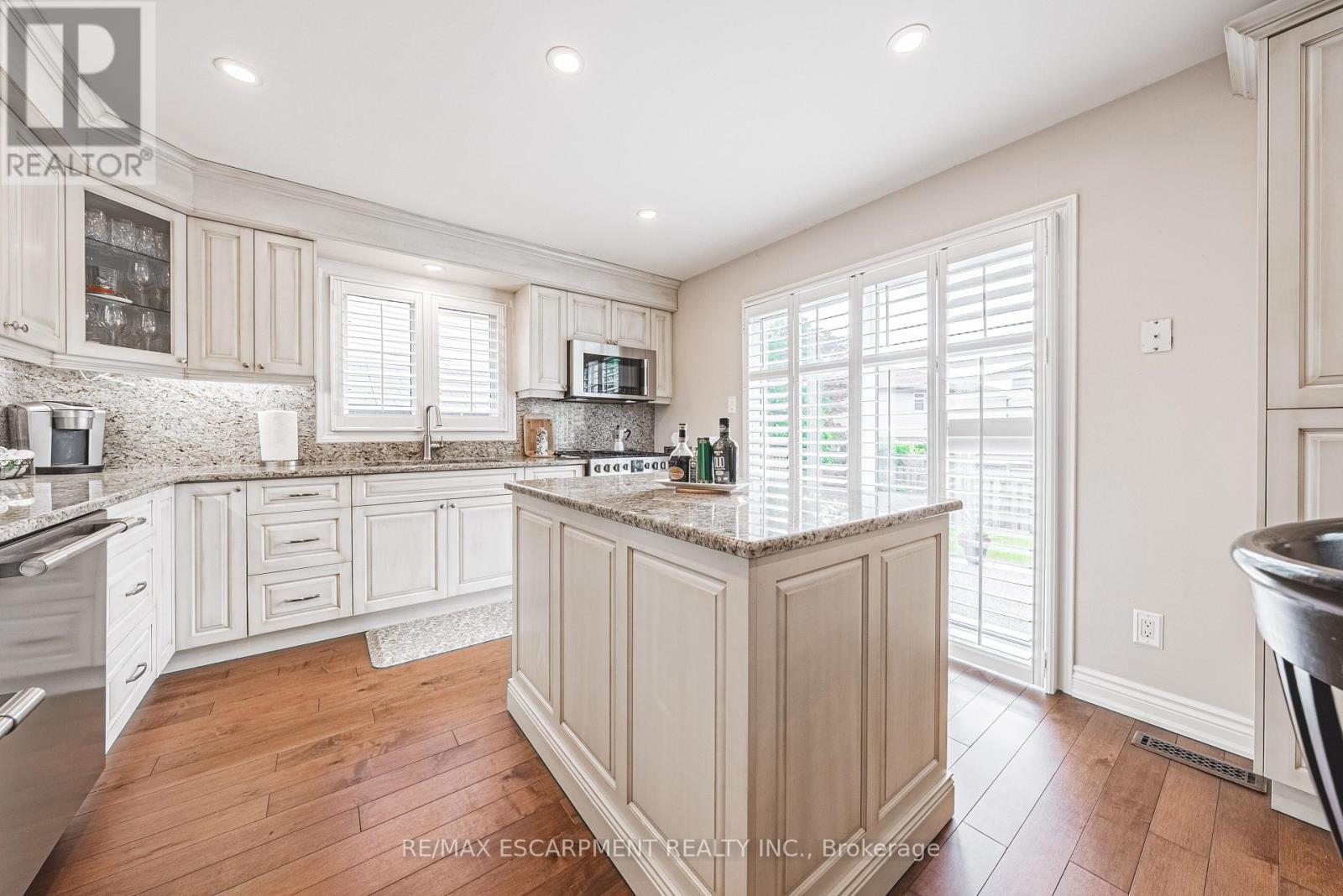 2 Antoinette Court, Hamilton, Ontario  L9B 2E7 - Photo 14 - X12215953