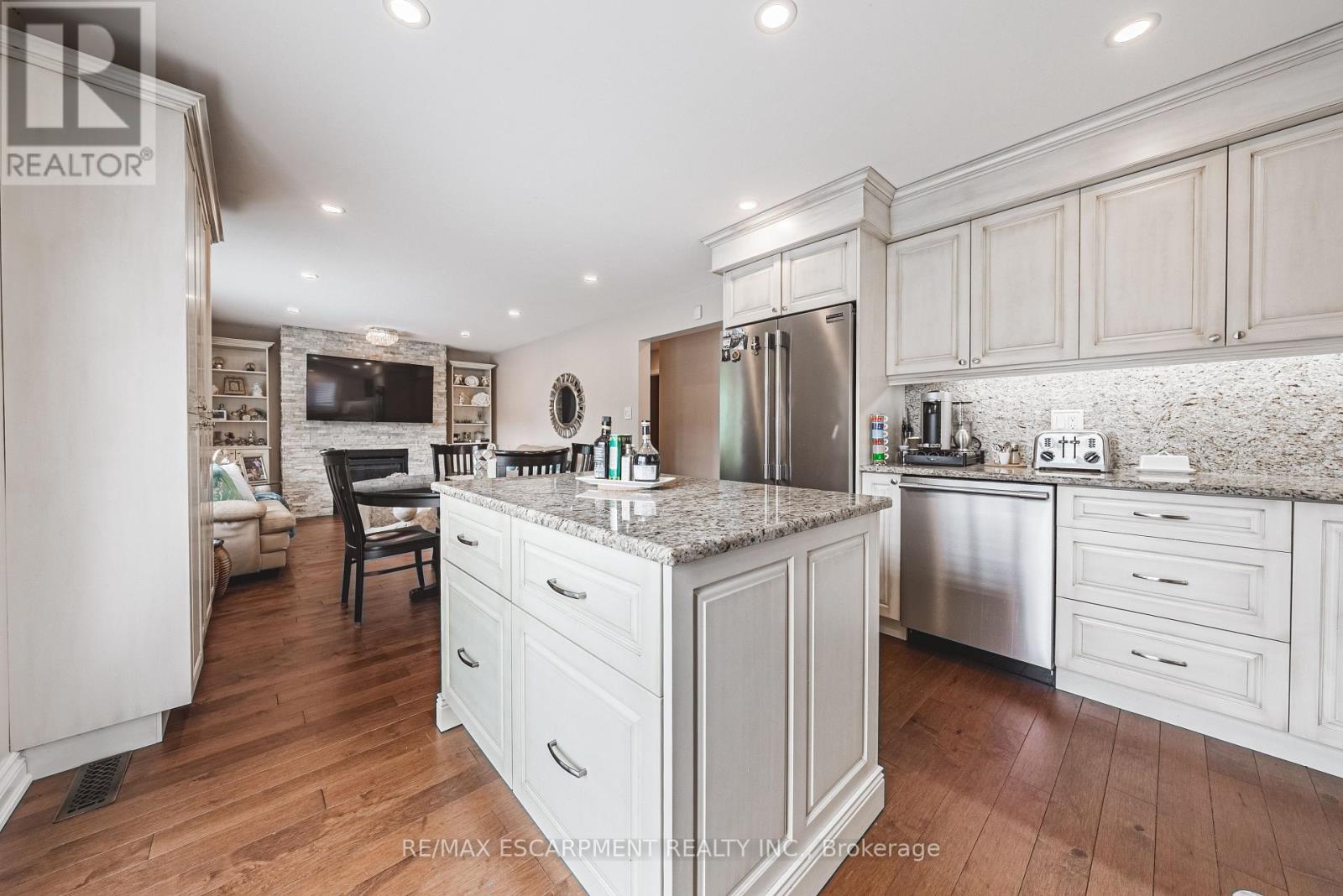 2 Antoinette Court, Hamilton, Ontario  L9B 2E7 - Photo 15 - X12215953