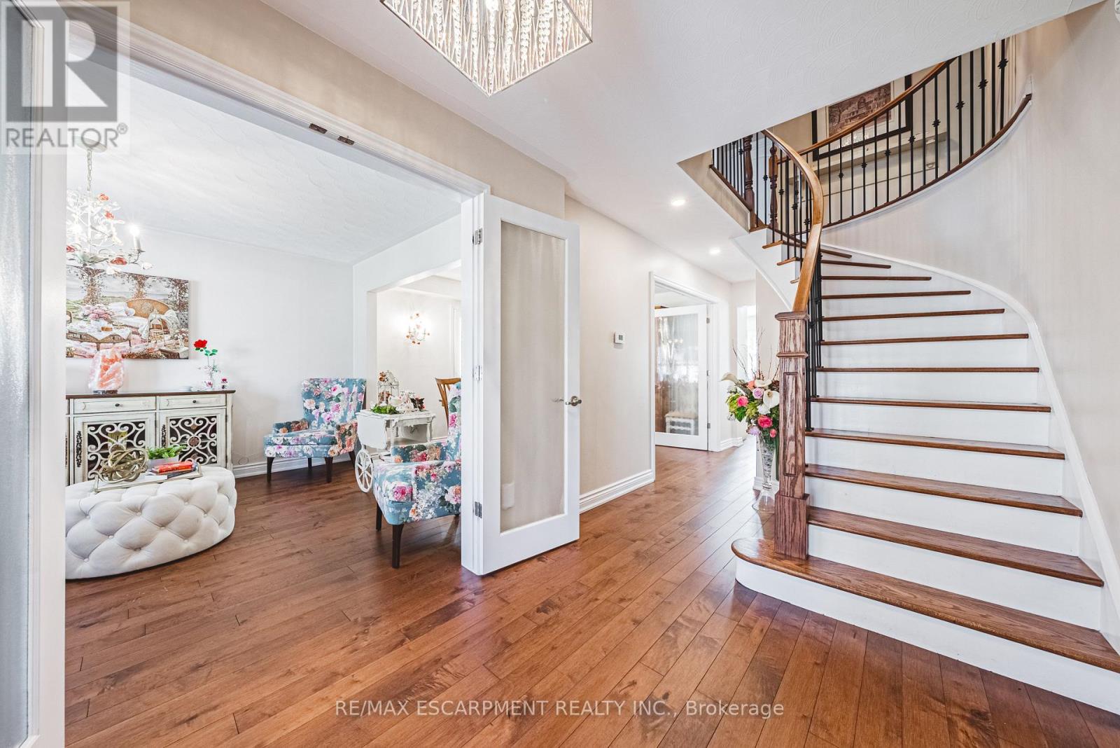 2 Antoinette Court, Hamilton, Ontario  L9B 2E7 - Photo 5 - X12215953