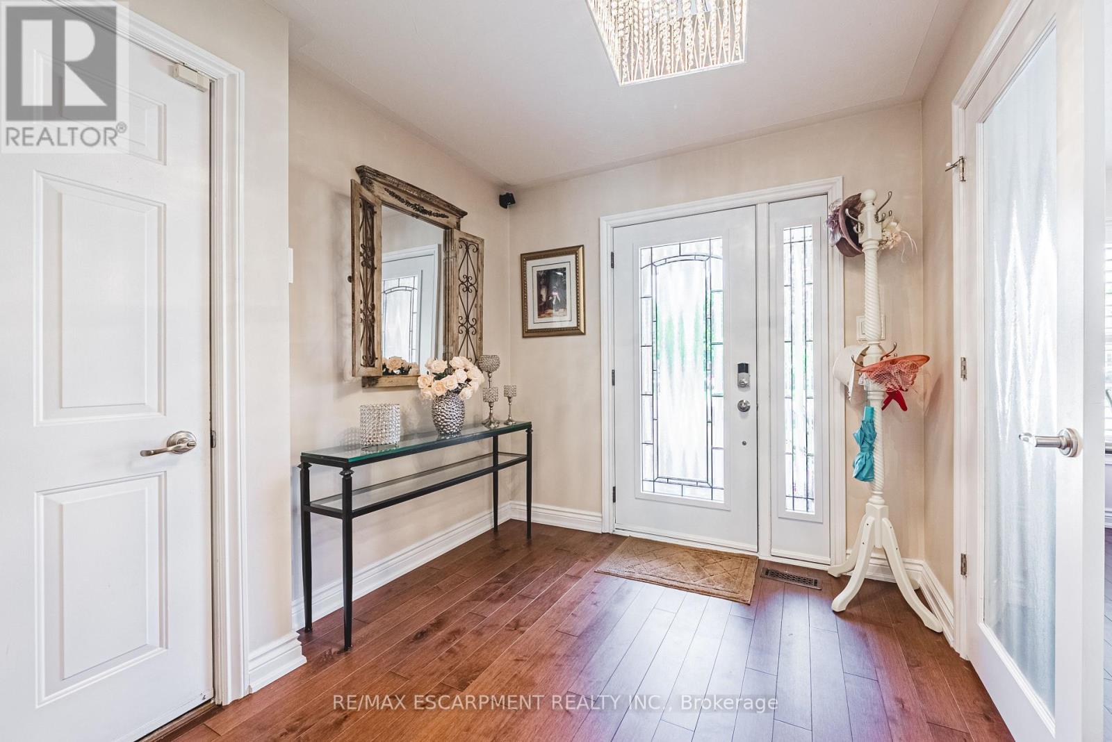 2 Antoinette Court, Hamilton, Ontario  L9B 2E7 - Photo 4 - X12215953